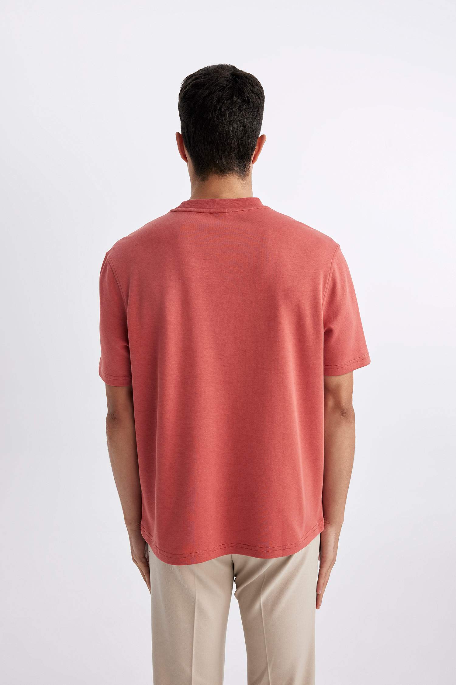 تيشيرت قصة عادية برقبة مستديرة