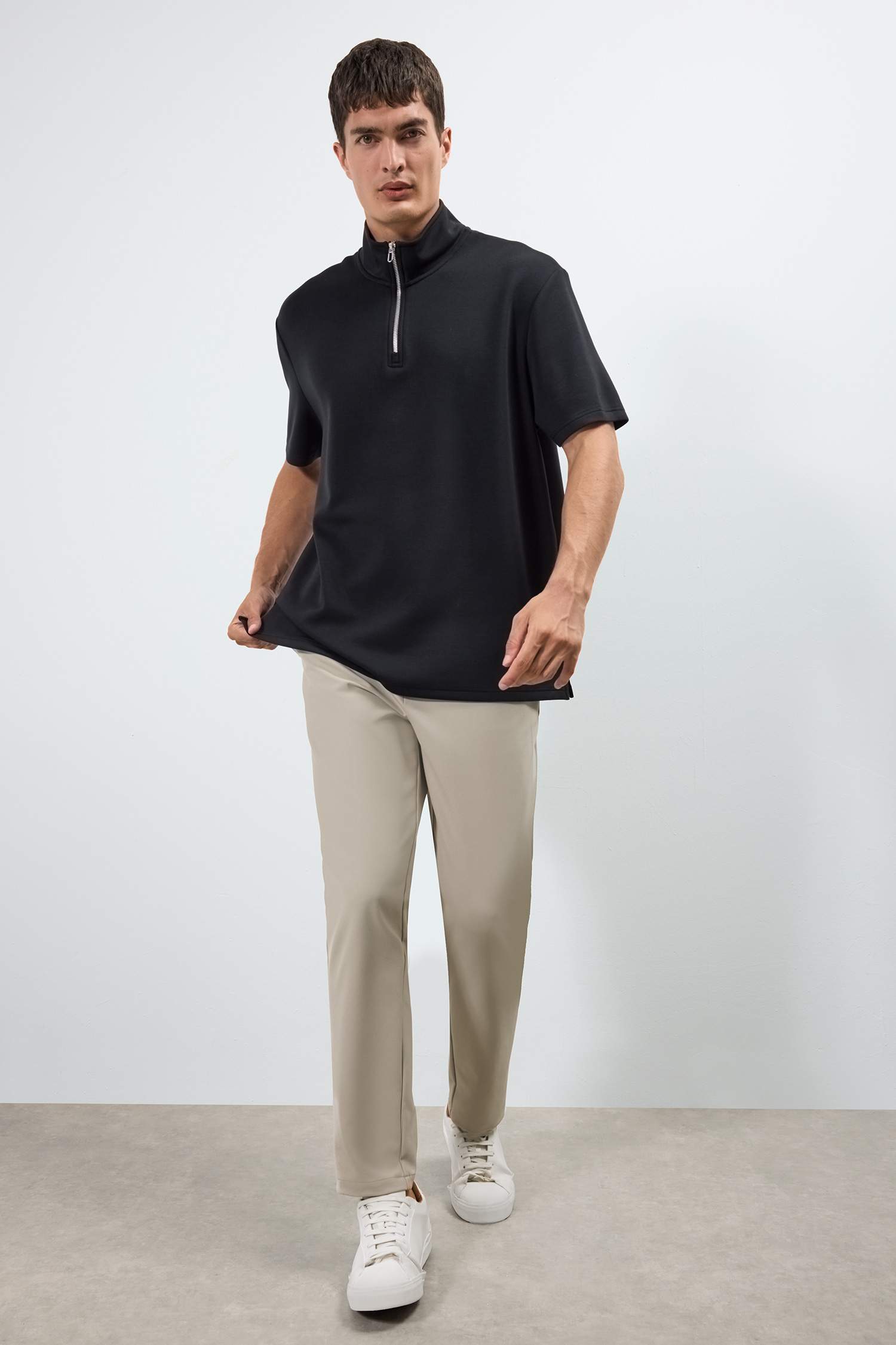 Regular Fit Dik Yaka Yarım Fermuarlı Ağır Kumaş Kısa Kollu Siyah Tişört