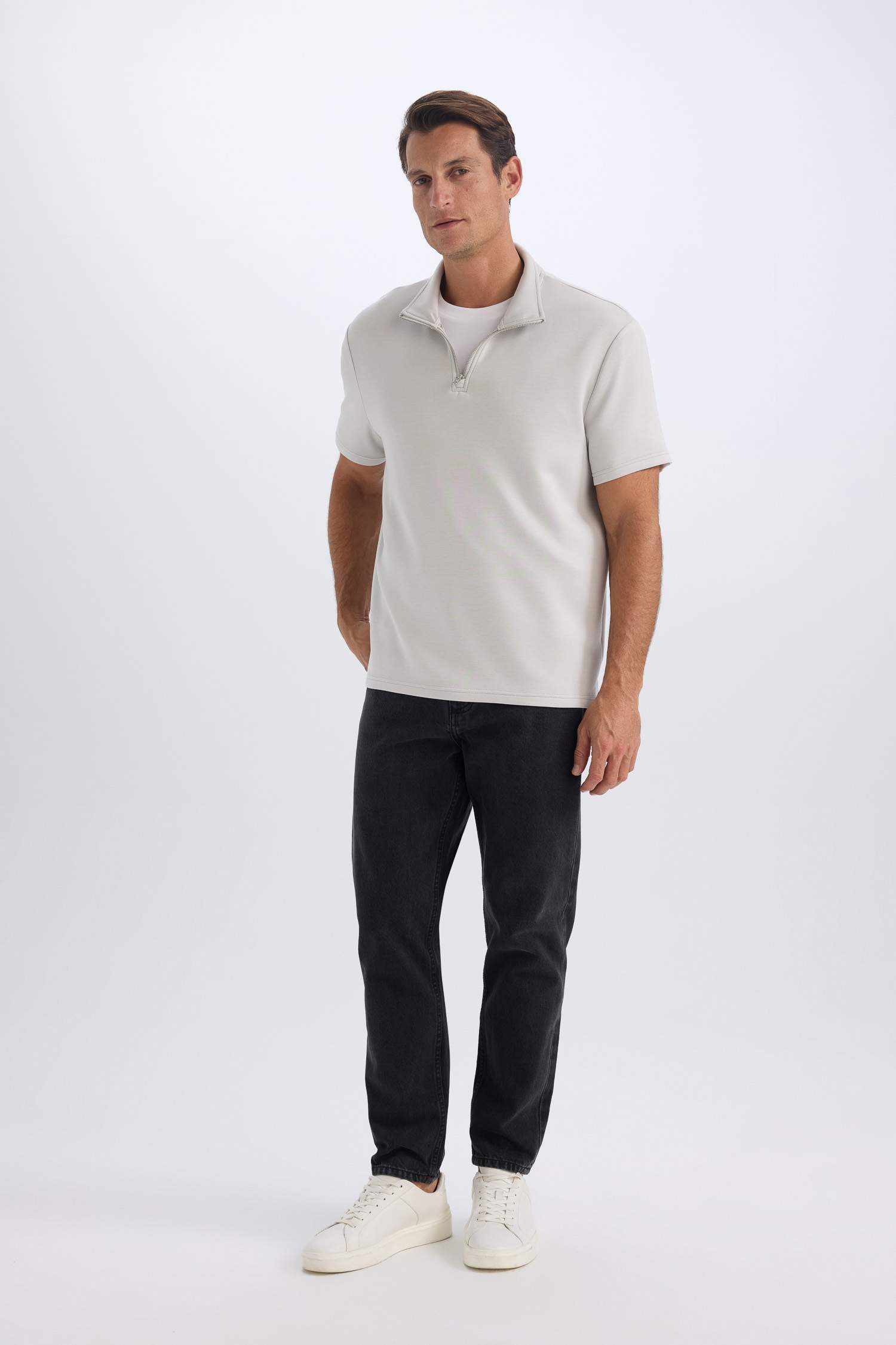 Regular Fit Dik Yaka Yarım Fermuarlı Ağır Kumaş Kısa Kollu Tişört