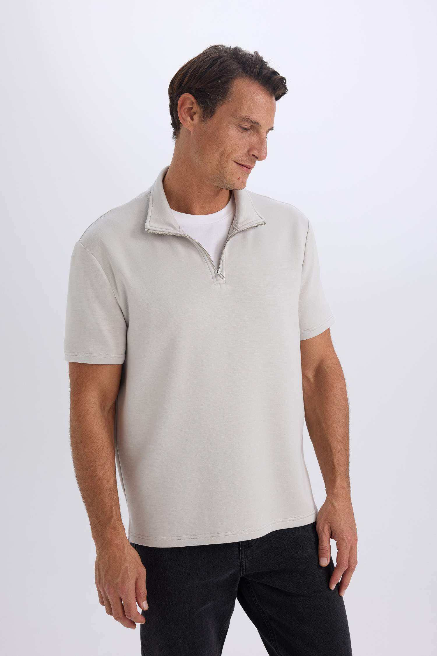 Regular Fit Dik Yaka Yarım Fermuarlı Ağır Kumaş Kısa Kollu Tişört