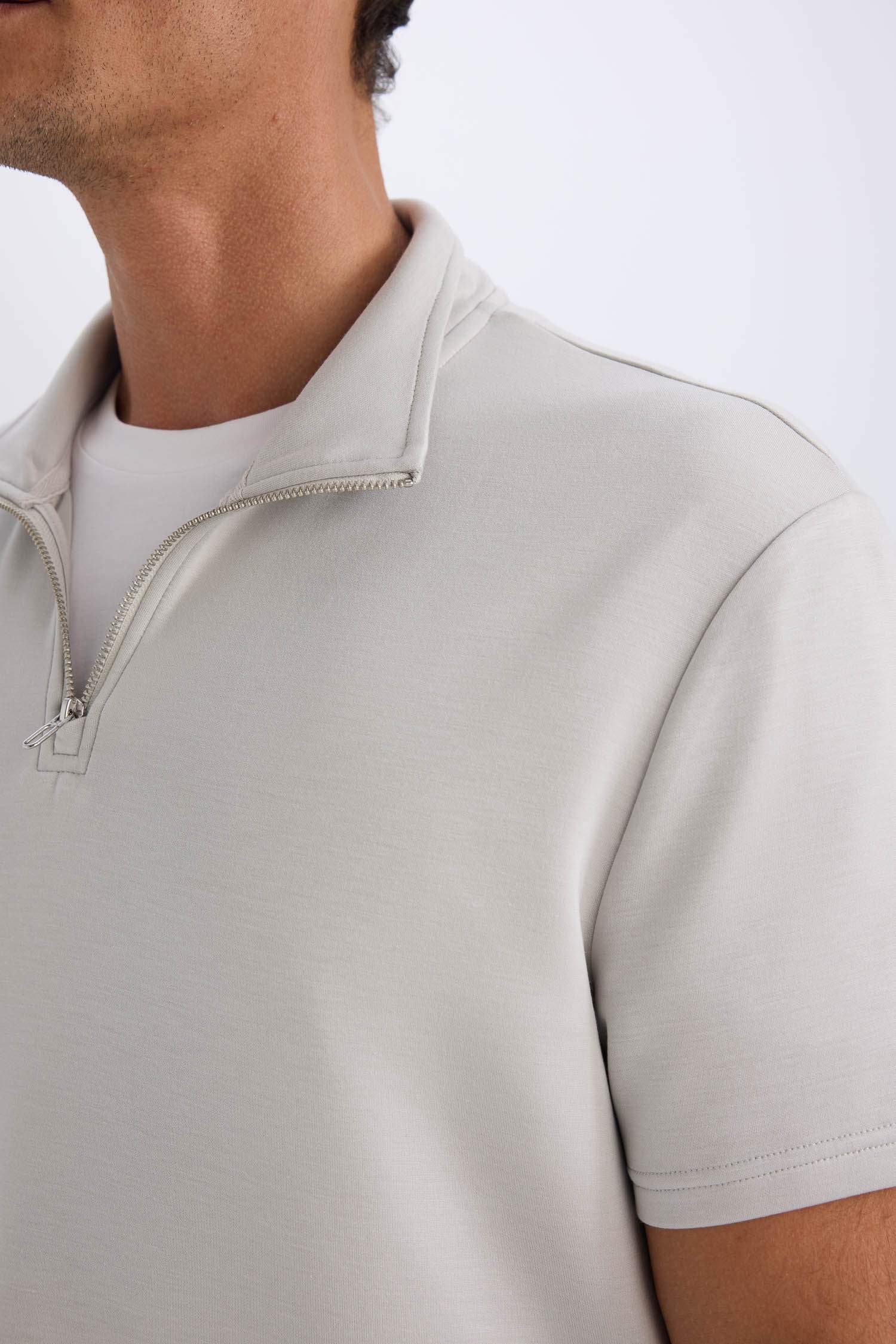 Regular Fit Dik Yaka Yarım Fermuarlı Ağır Kumaş Kısa Kollu Tişört