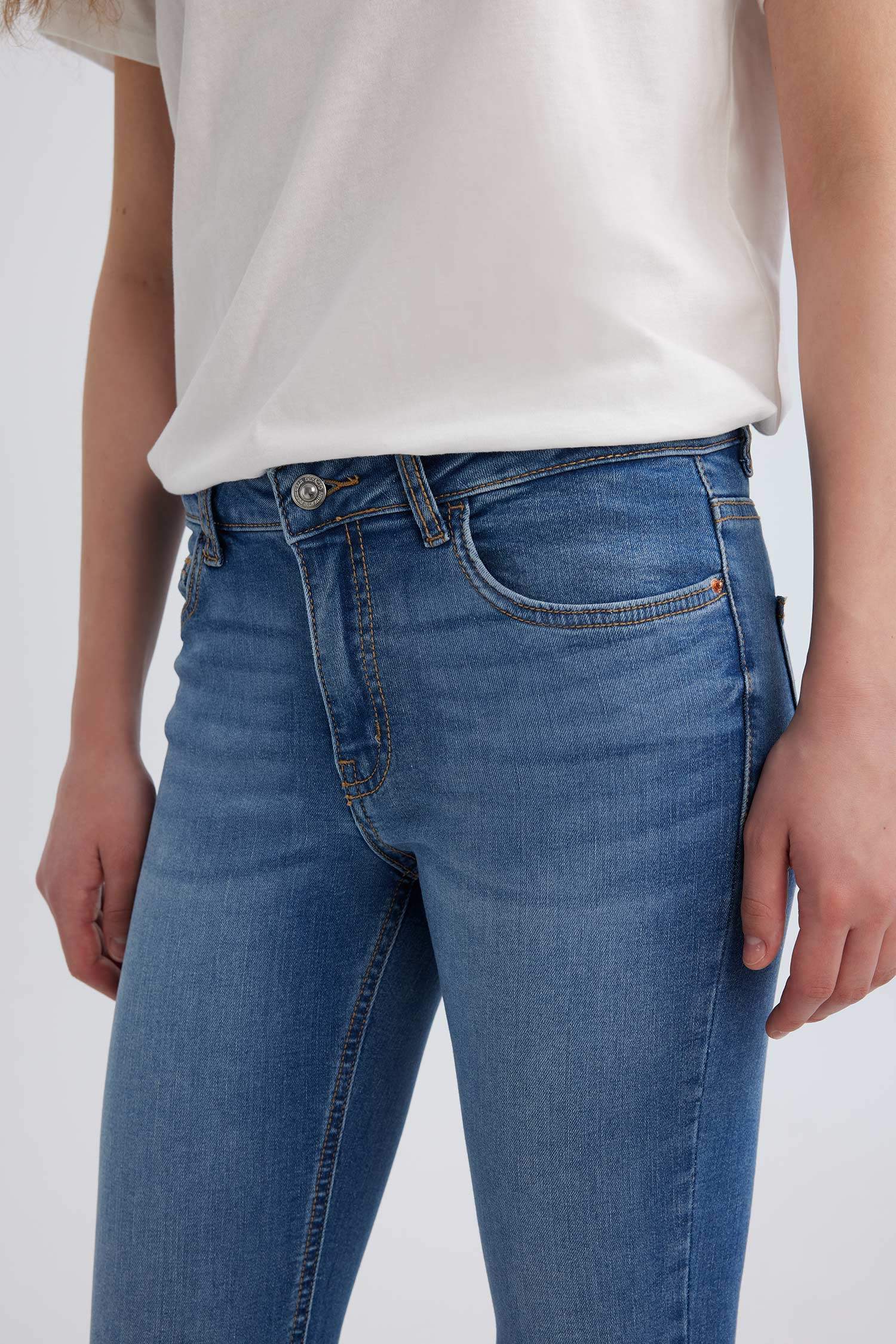 بنطرون جينز سكيني فيت بخصر عادي