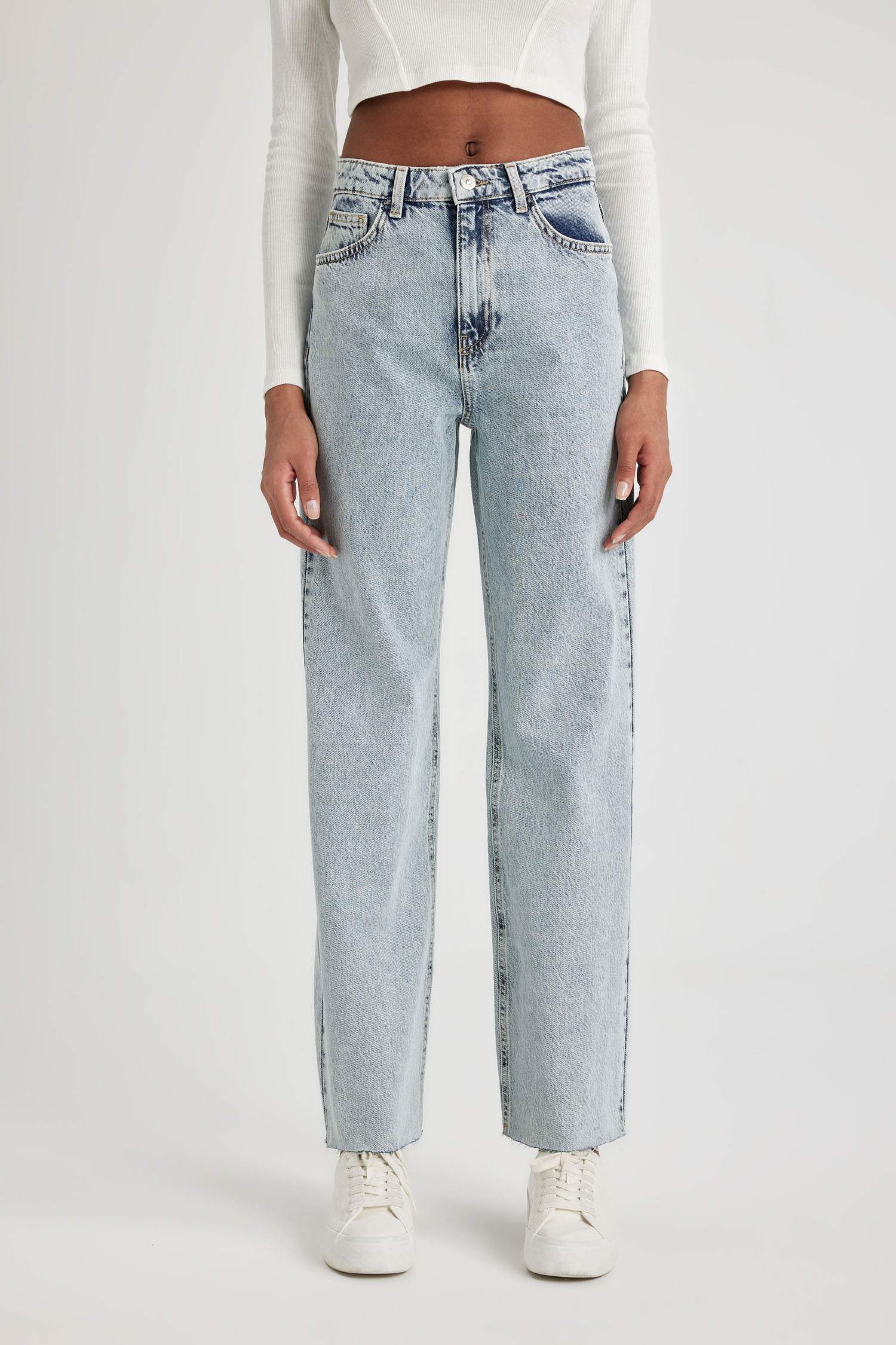 بنطرون جينز وايد ليج برجل واسع وحافة ممزقة