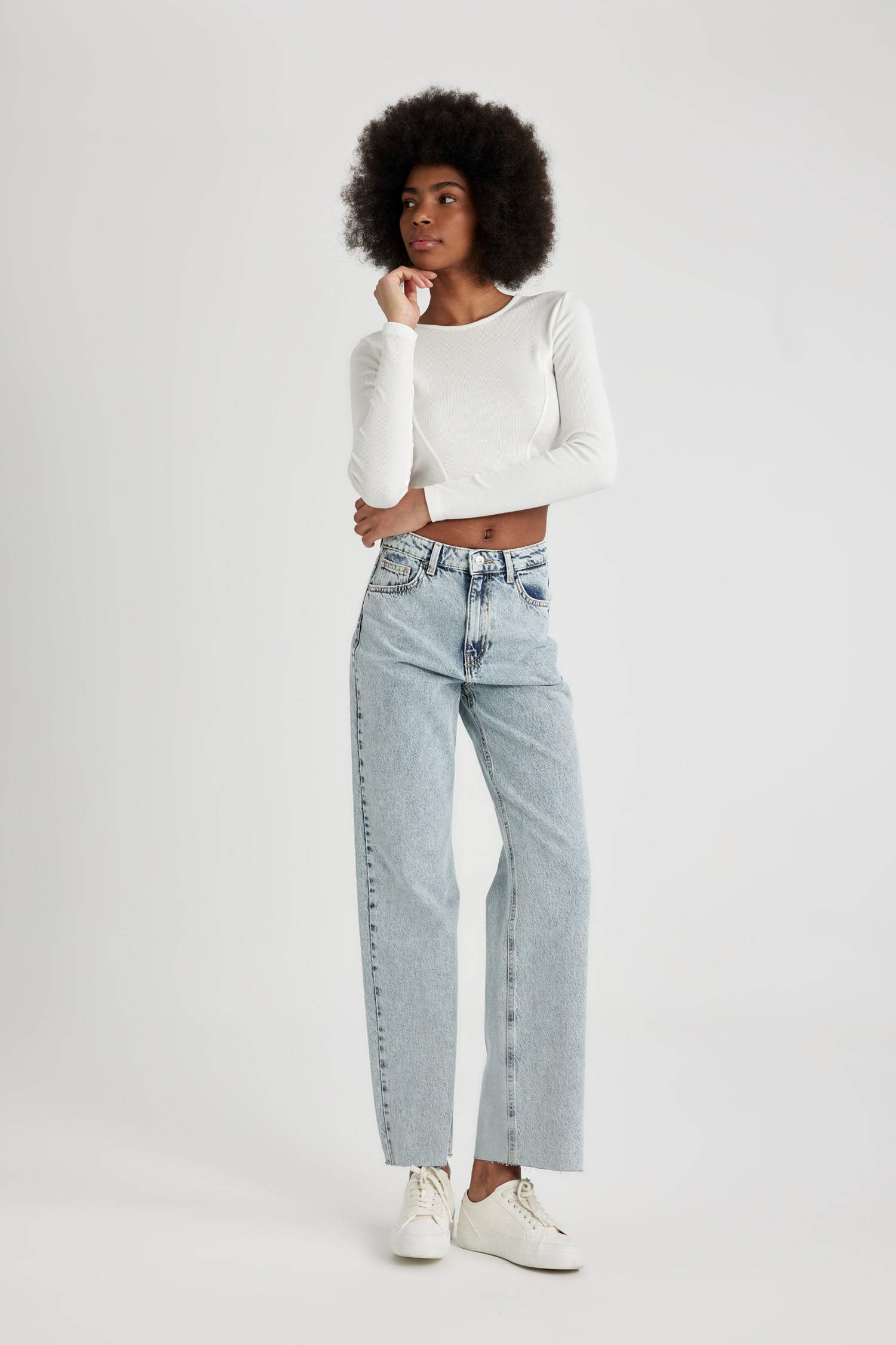 بنطرون جينز وايد ليج برجل واسع وحافة ممزقة