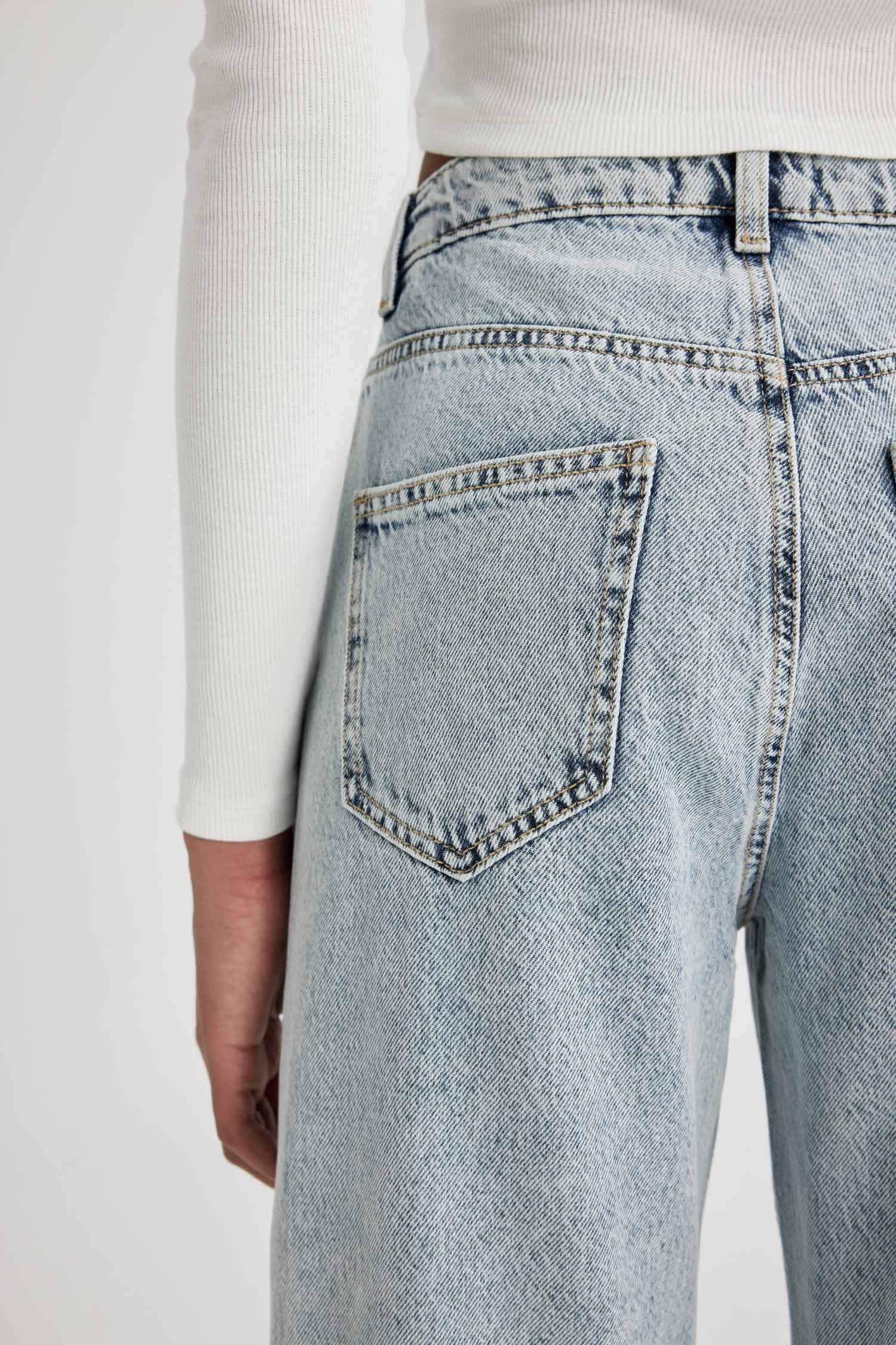 بنطرون جينز وايد ليج برجل واسع وحافة ممزقة