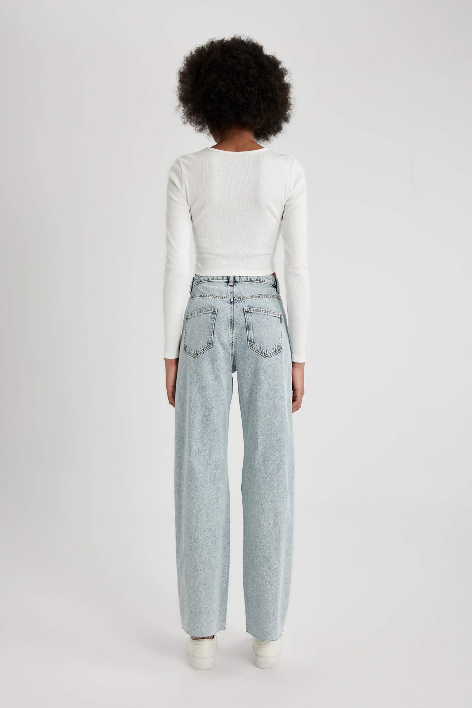 بنطرون جينز وايد ليج برجل واسع وحافة ممزقة