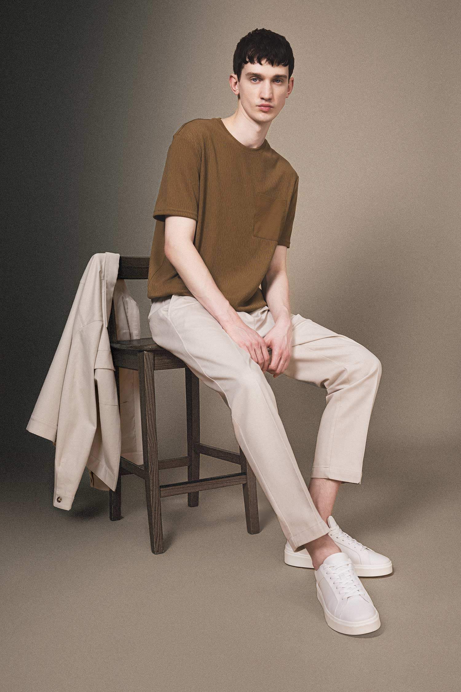 تيشيرت نص كم برقبة مستديرة وقصة عادية