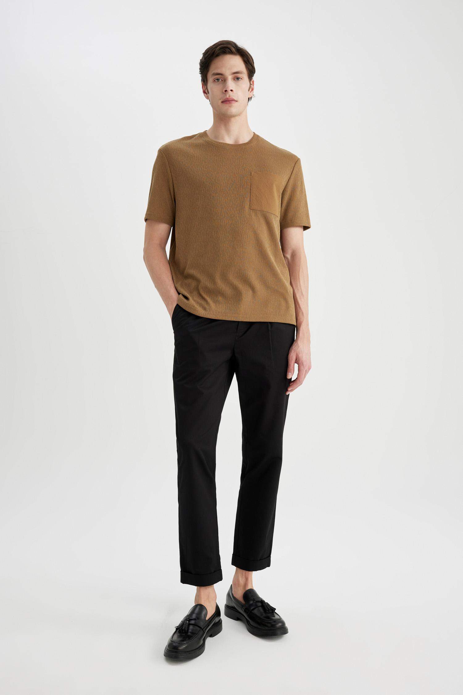 تيشيرت نص كم برقبة مستديرة وقصة عادية