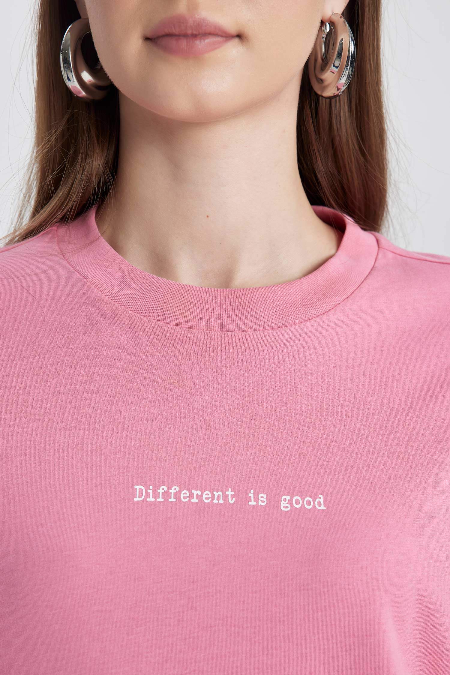 تونيك نص كم بطبعة شعار قصة عادية بياقة مستديرة