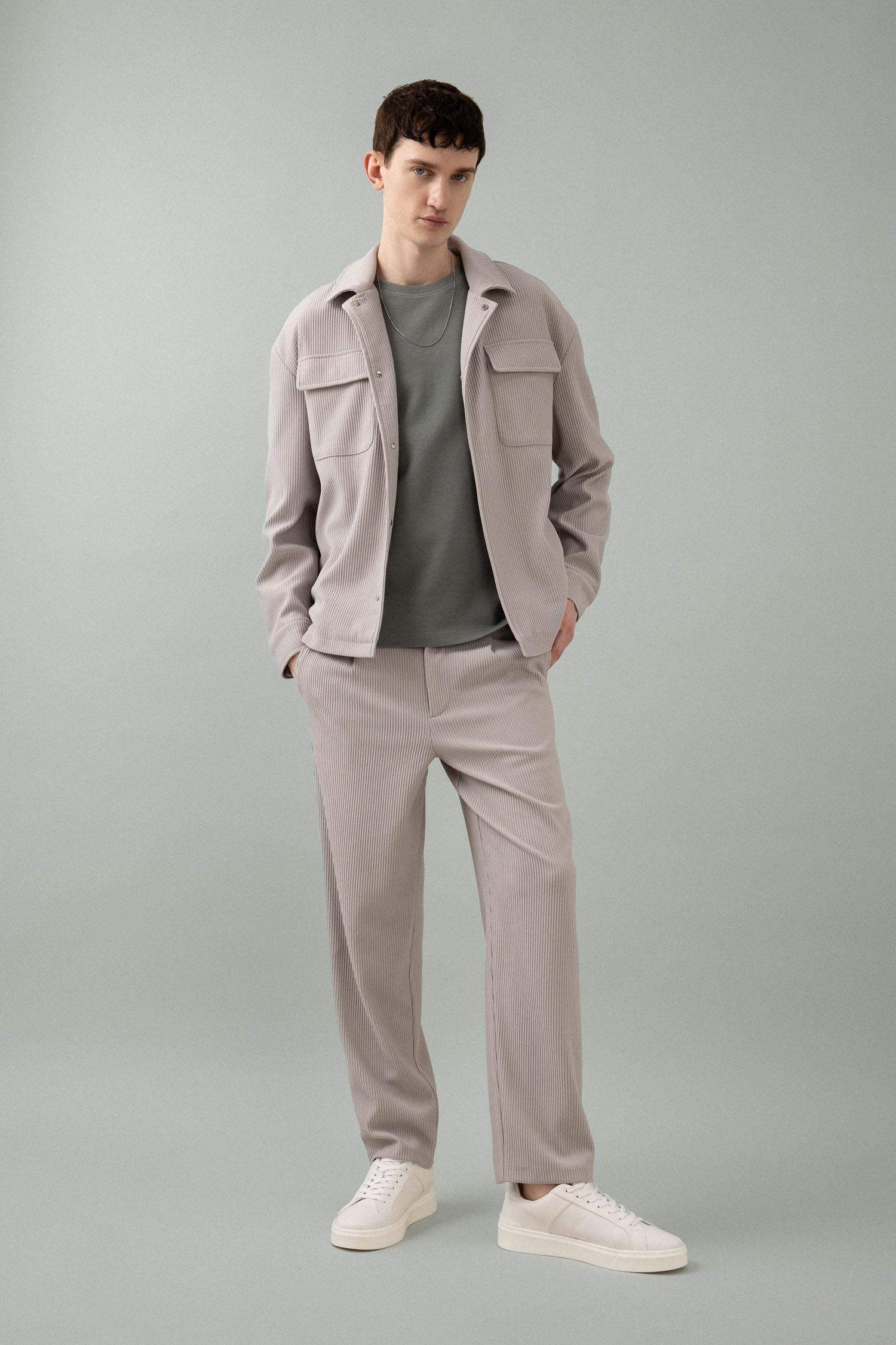 سروال بقصة مستقيمة ورجل عادي مرن