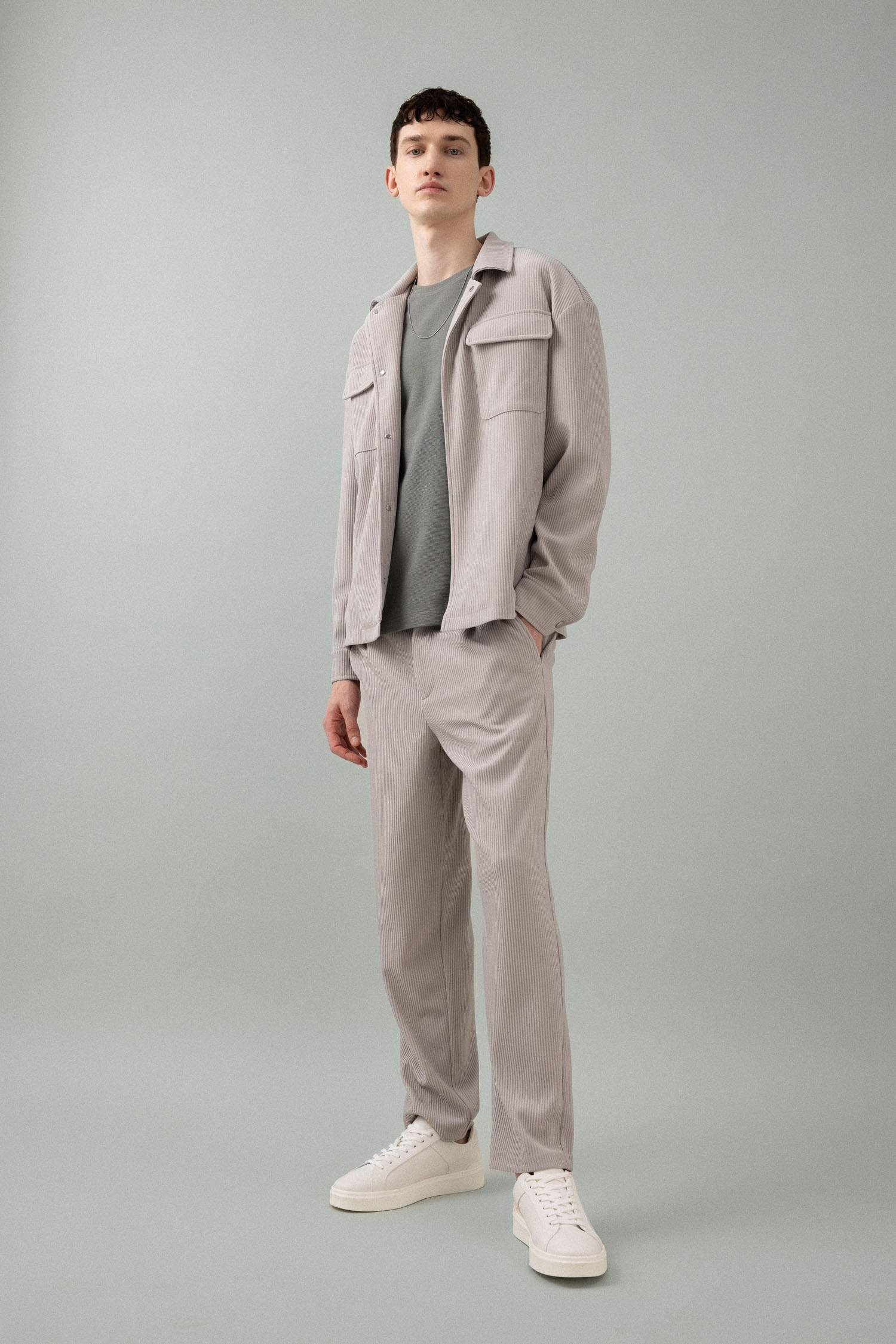 سروال بقصة مستقيمة ورجل عادي مرن