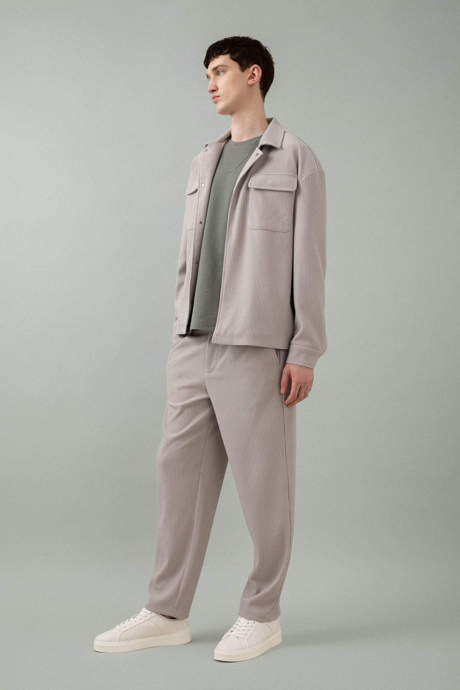 سروال بقصة مستقيمة ورجل عادي مرن