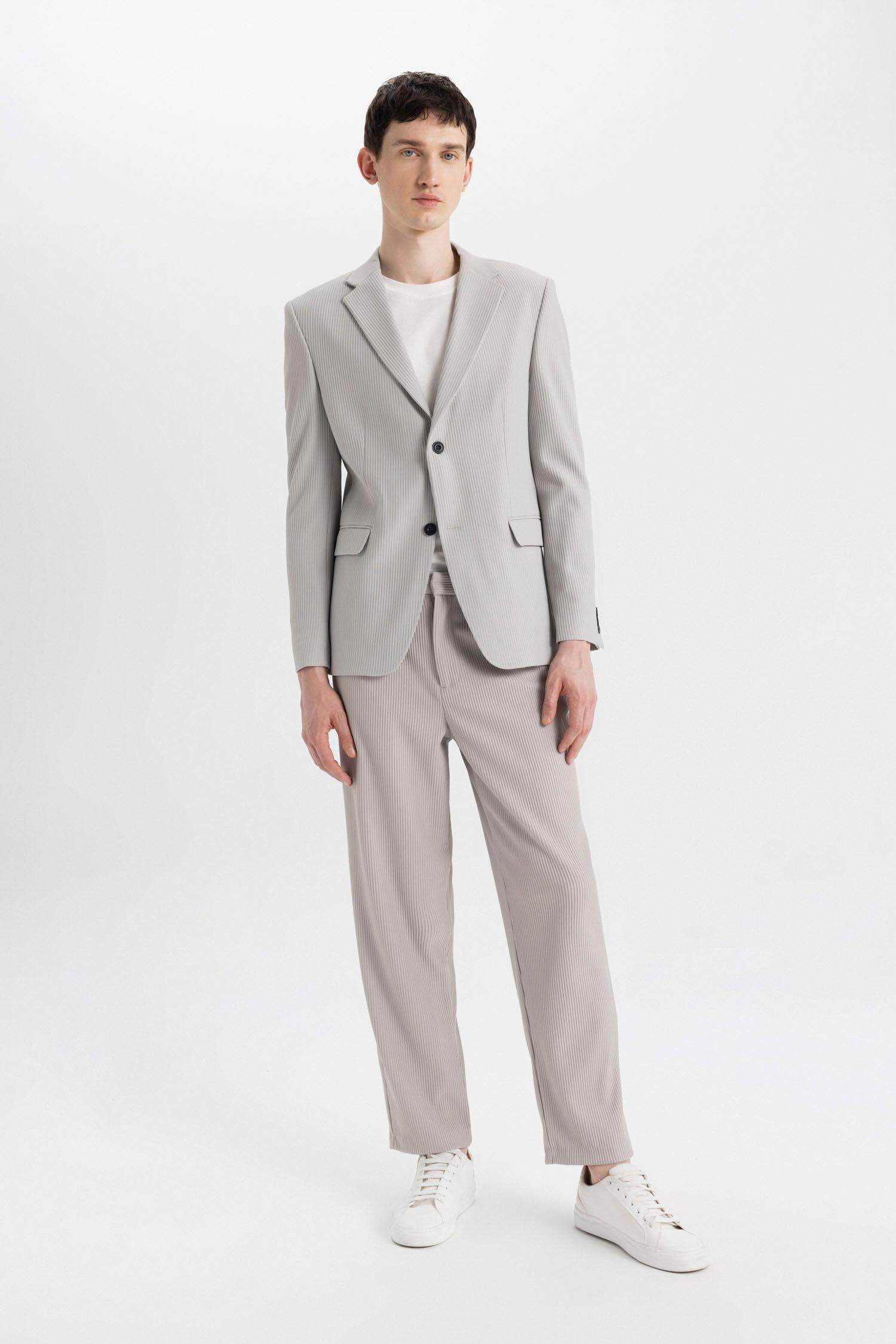 سروال بقصة مستقيمة ورجل عادي مرن