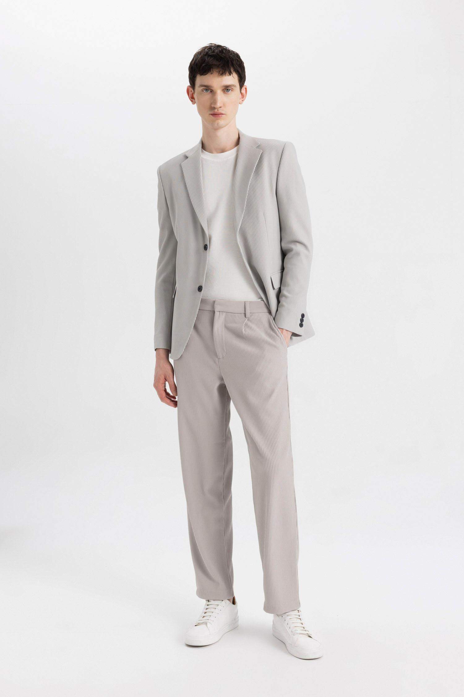 سروال بقصة مستقيمة ورجل عادي مرن