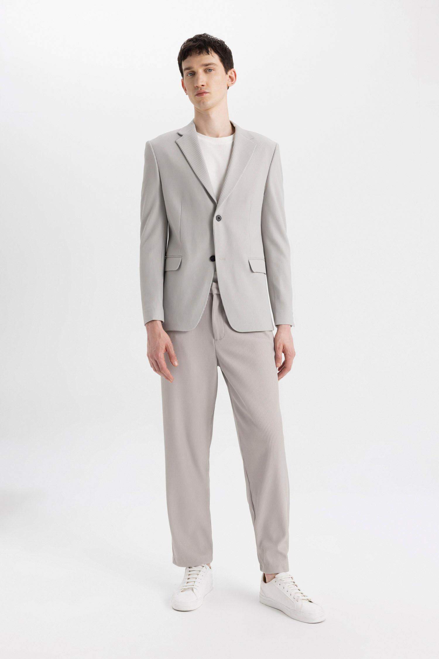 سروال بقصة مستقيمة ورجل عادي مرن