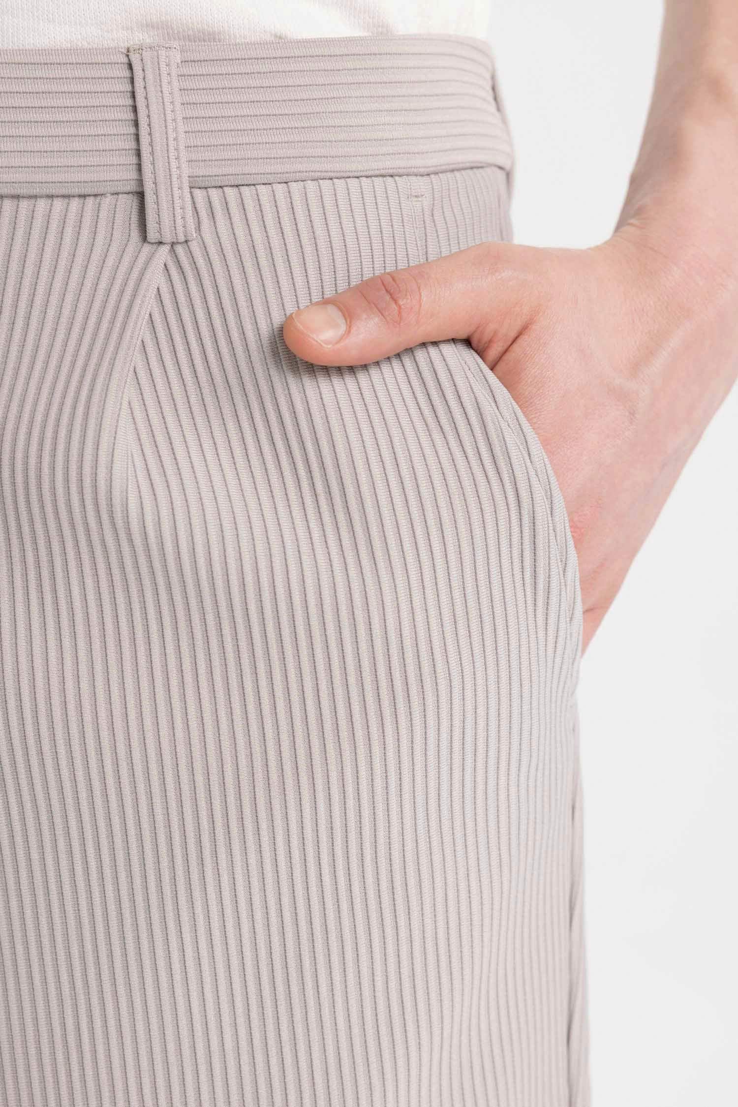 سروال بقصة مستقيمة ورجل عادي مرن