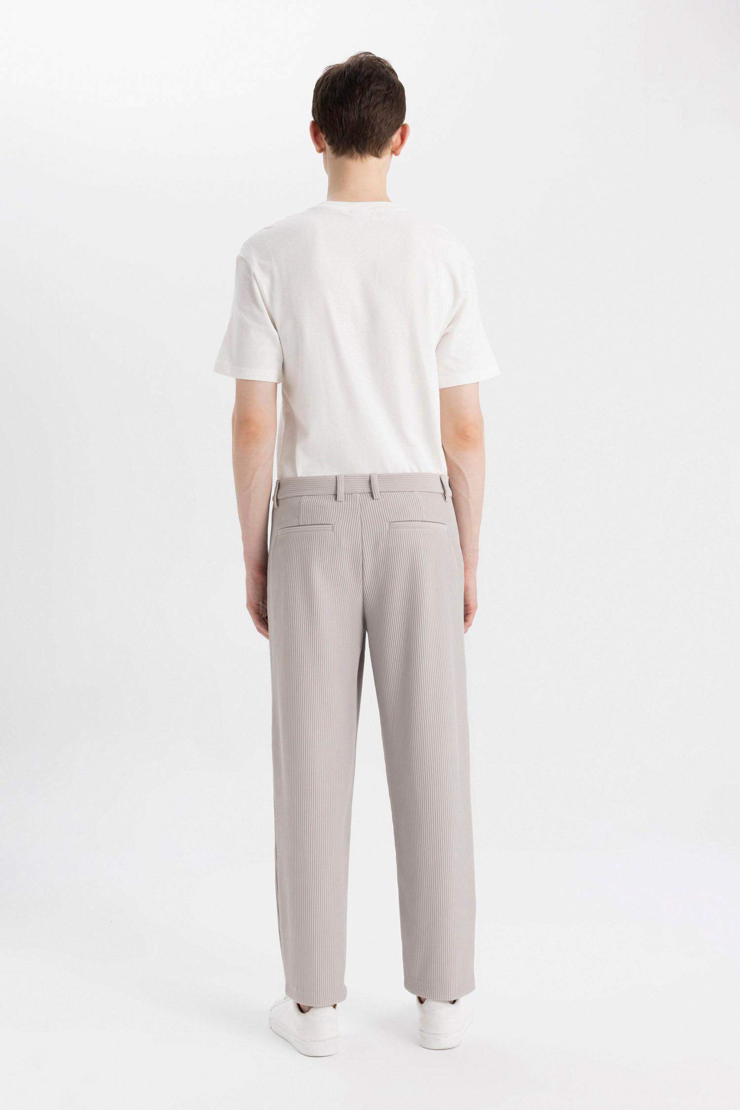 سروال بقصة مستقيمة ورجل عادي مرن