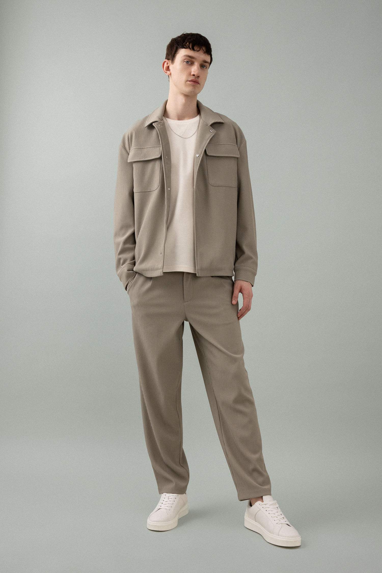 سروال بقصة مستقيمة ورجل عادي مرن