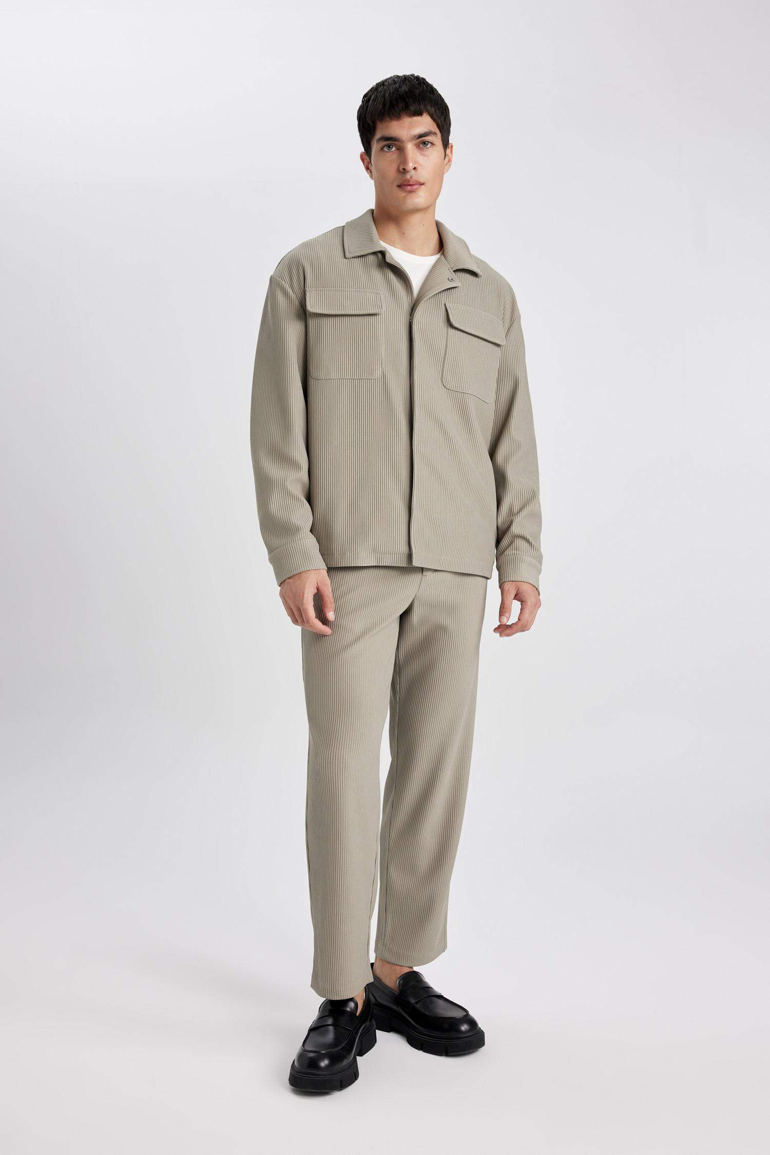 سروال بقصة مستقيمة ورجل عادي مرن