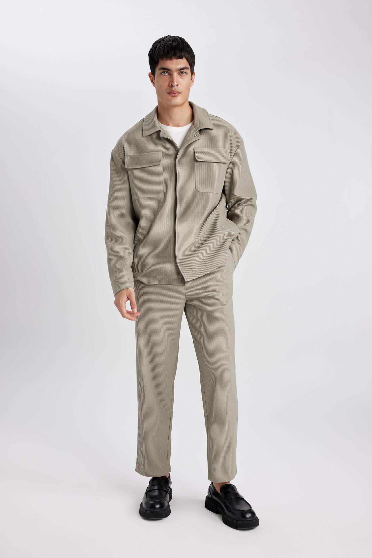 سروال بقصة مستقيمة ورجل عادي مرن