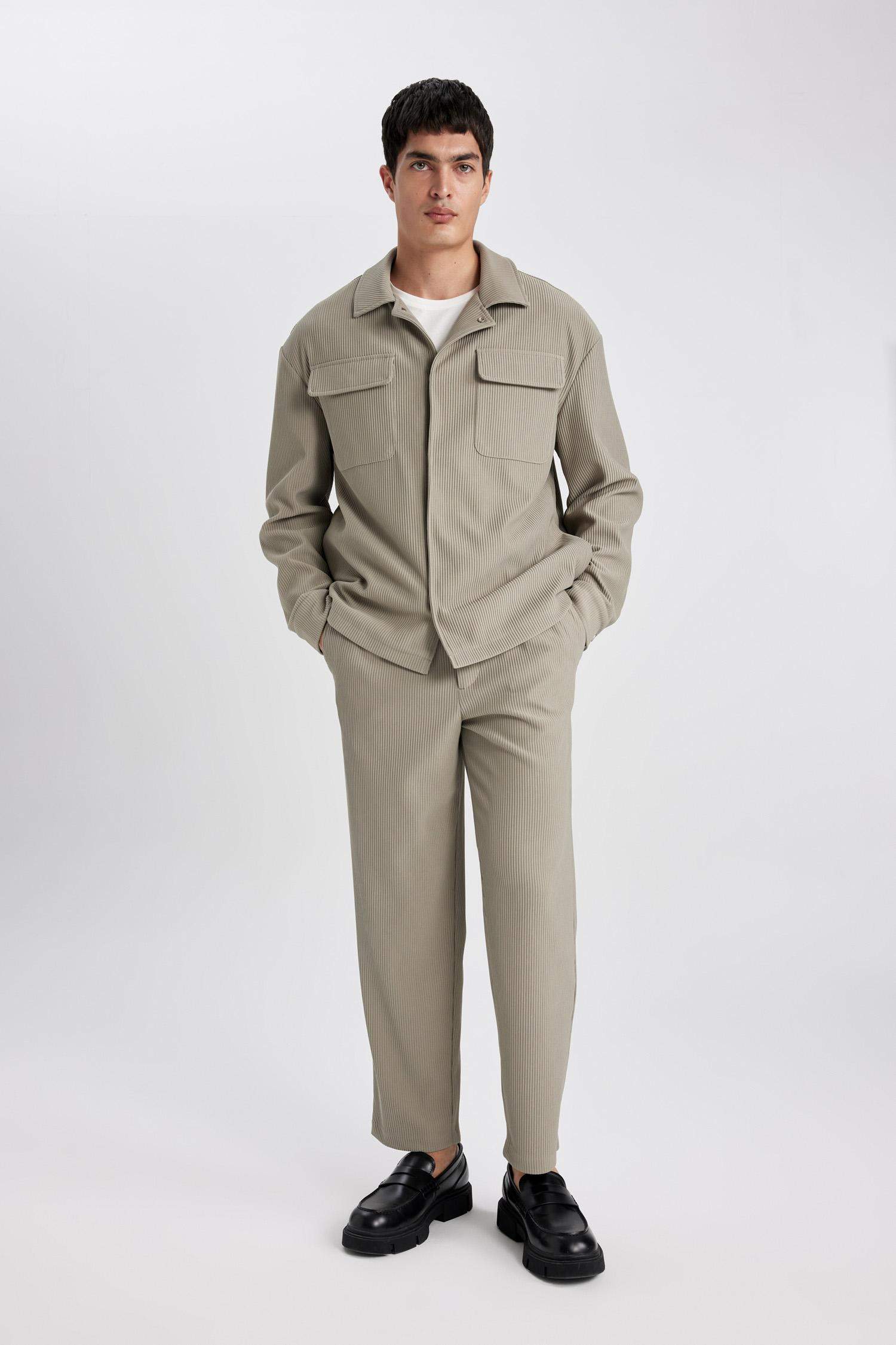 سروال بقصة مستقيمة ورجل عادي مرن