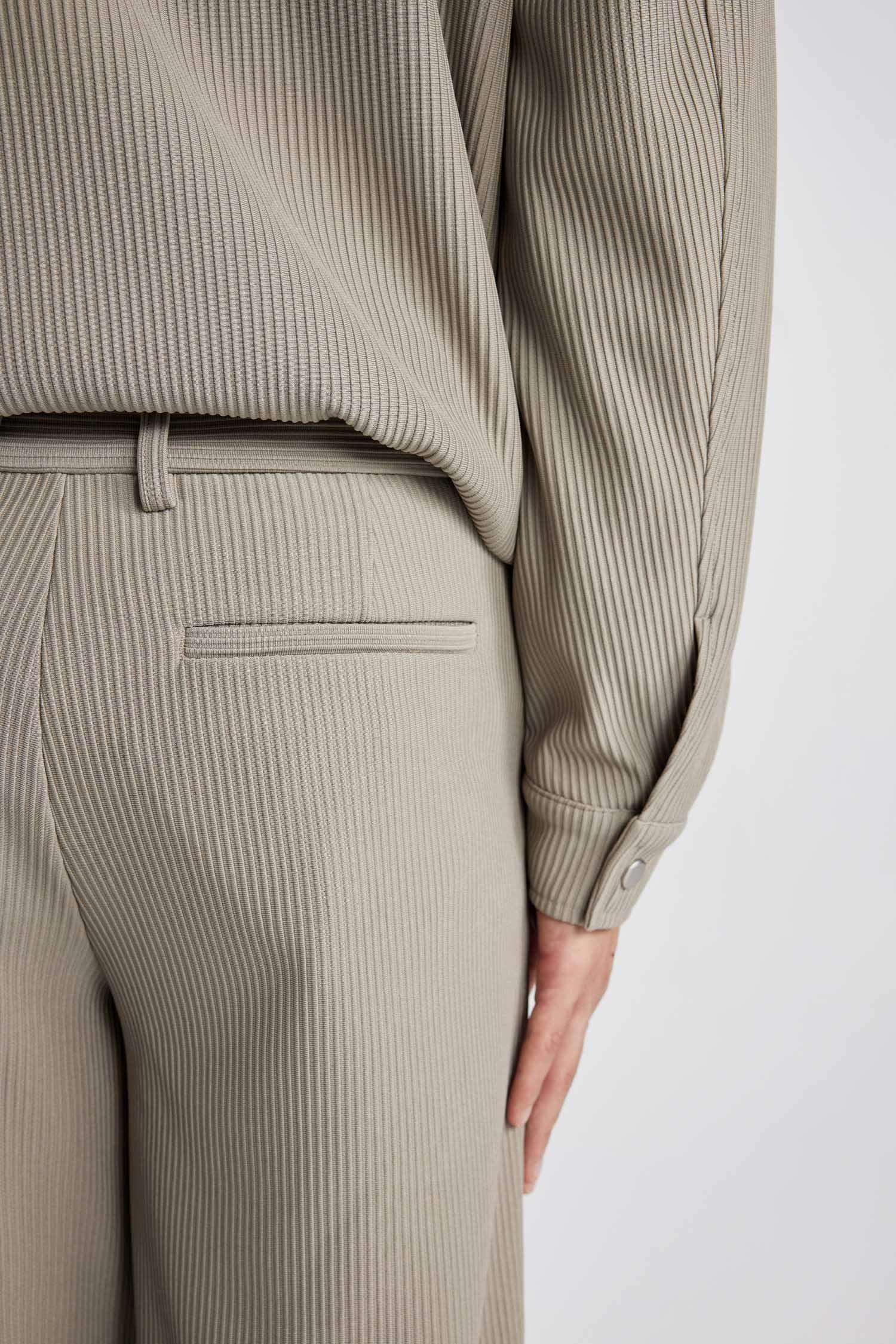 سروال بقصة مستقيمة ورجل عادي مرن