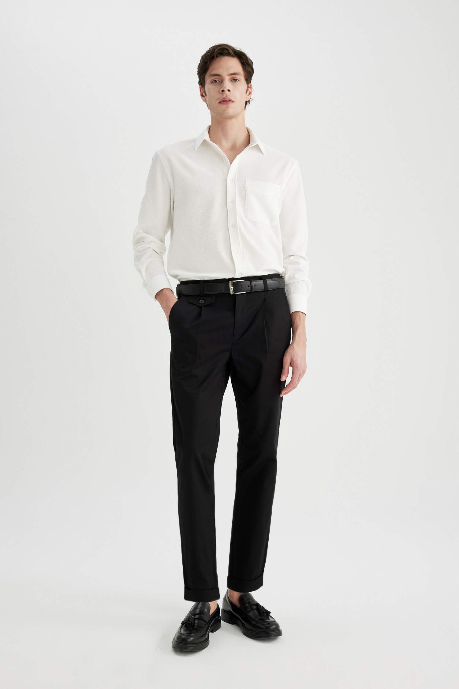 بنطلون كتان تويل برجل ضيق بحافة مطوية أسود