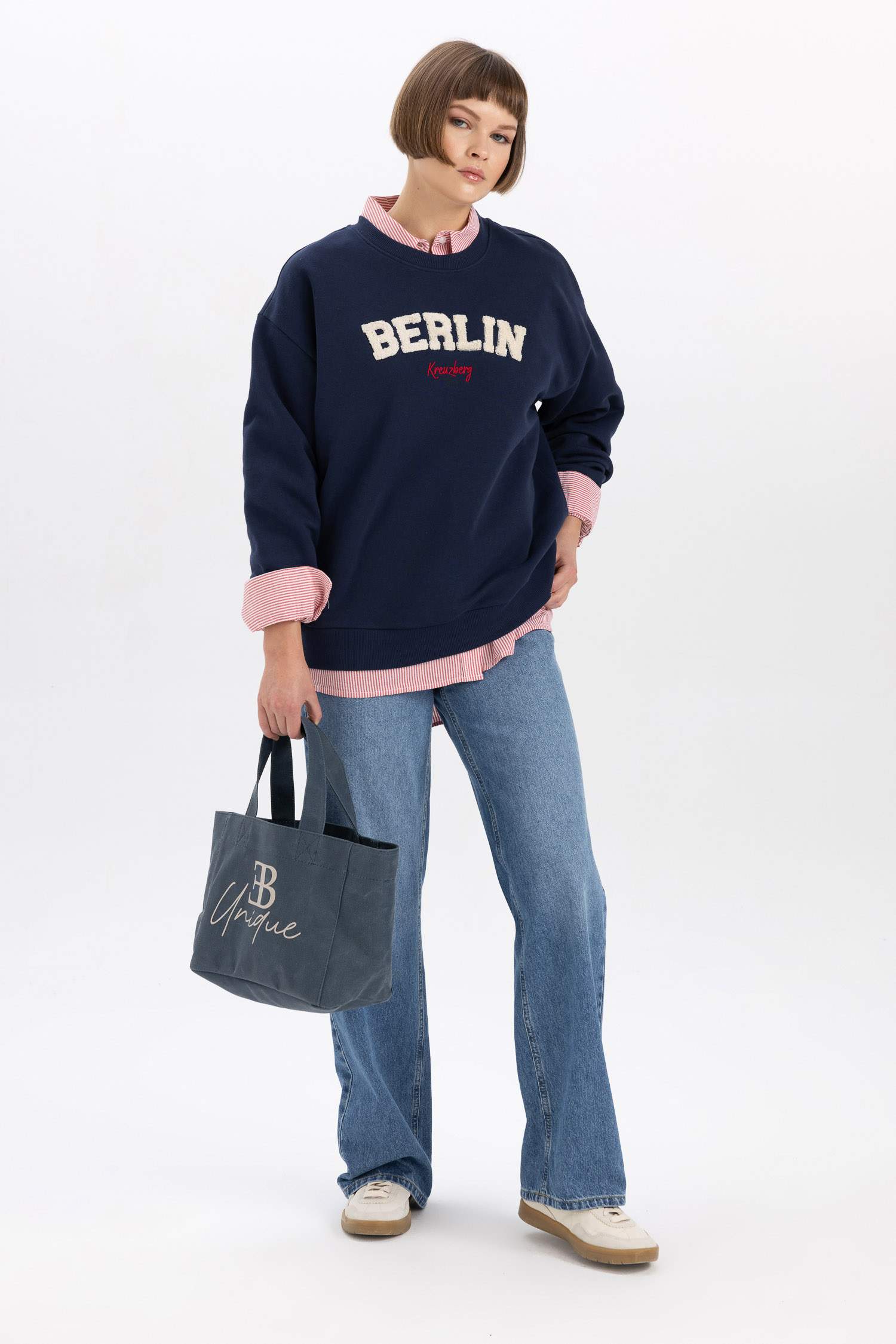 Свитшот свободного кроя с круглым вырезом