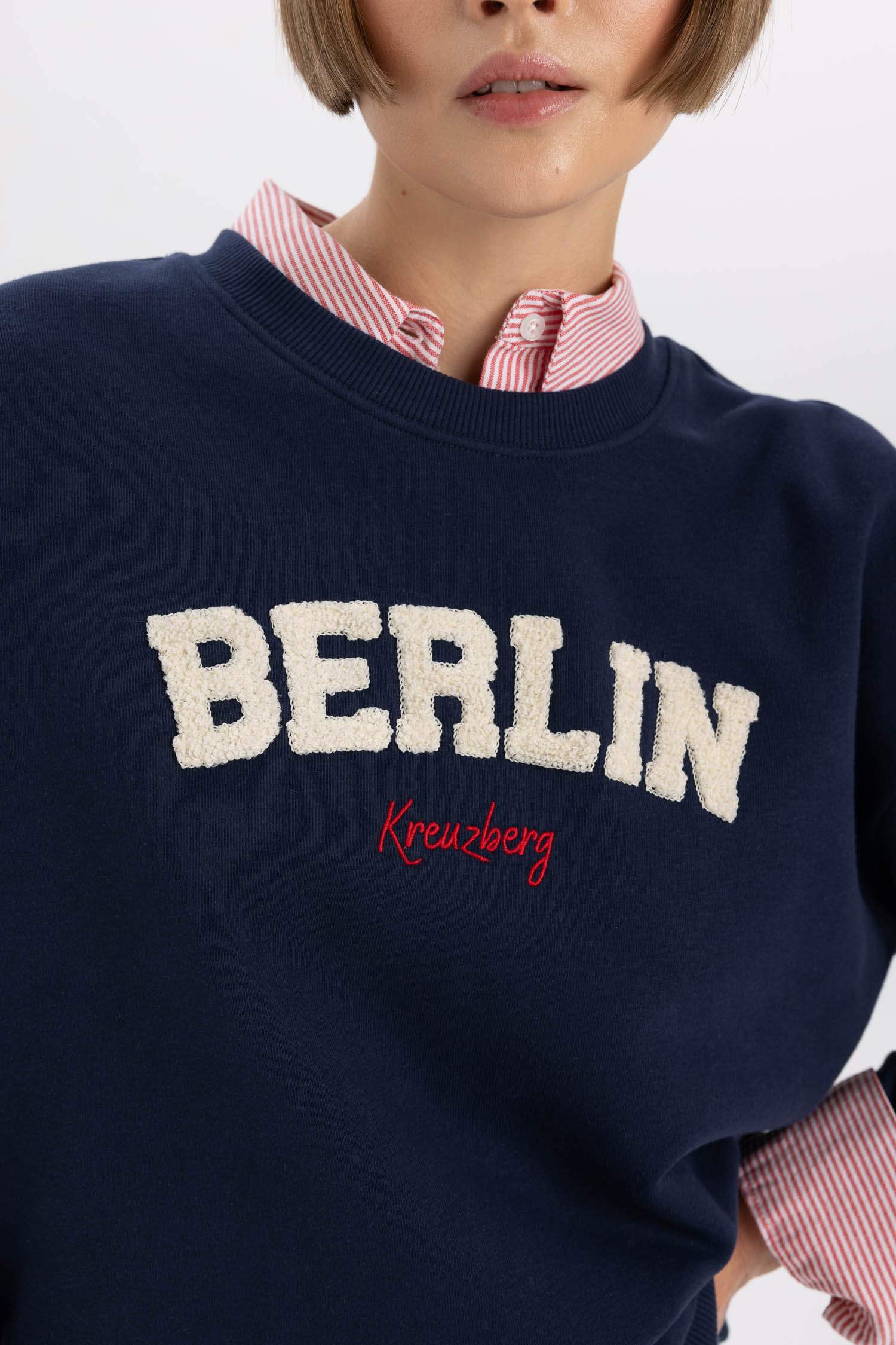 Свитшот свободного кроя с круглым вырезом