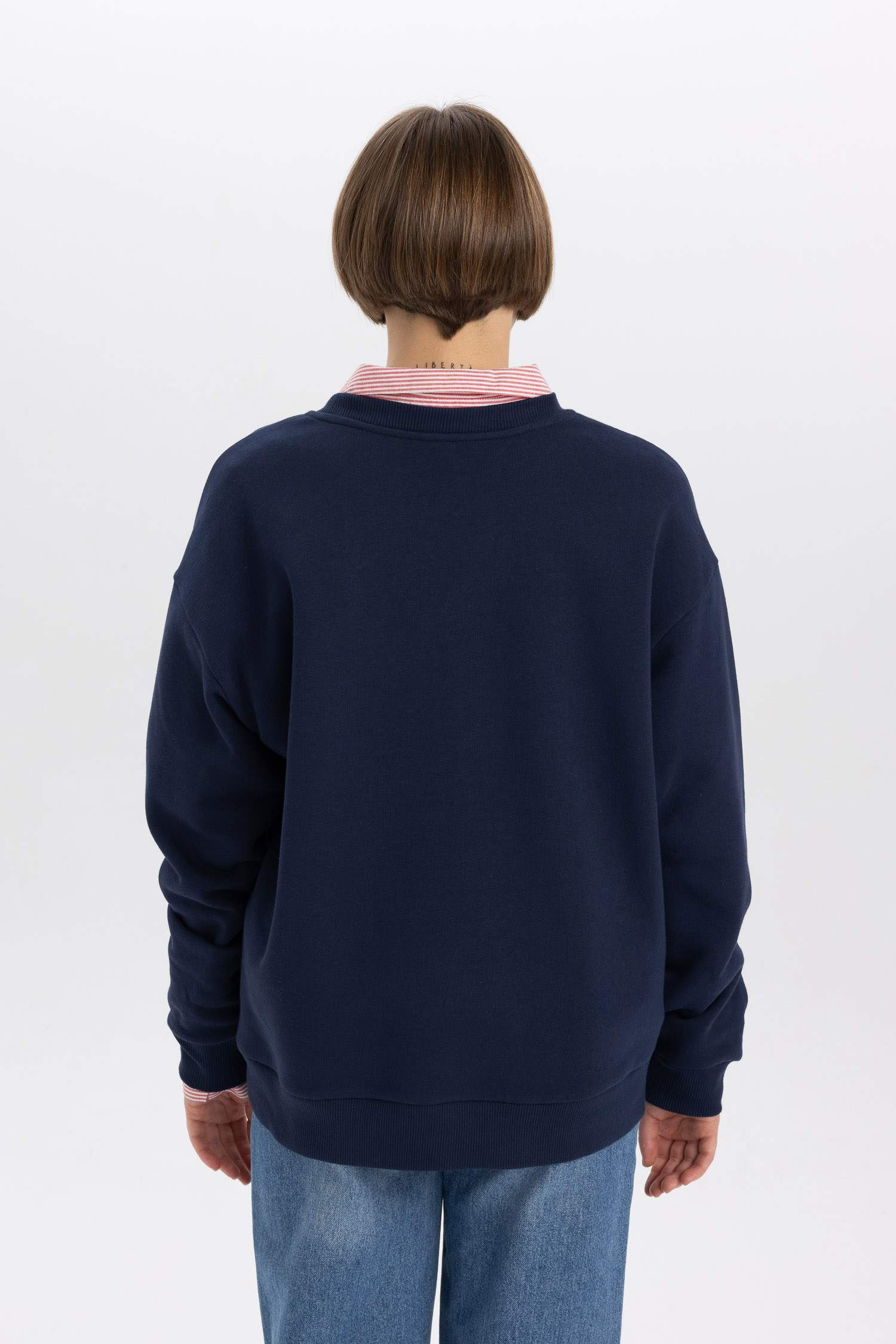 Свитшот свободного кроя с круглым вырезом