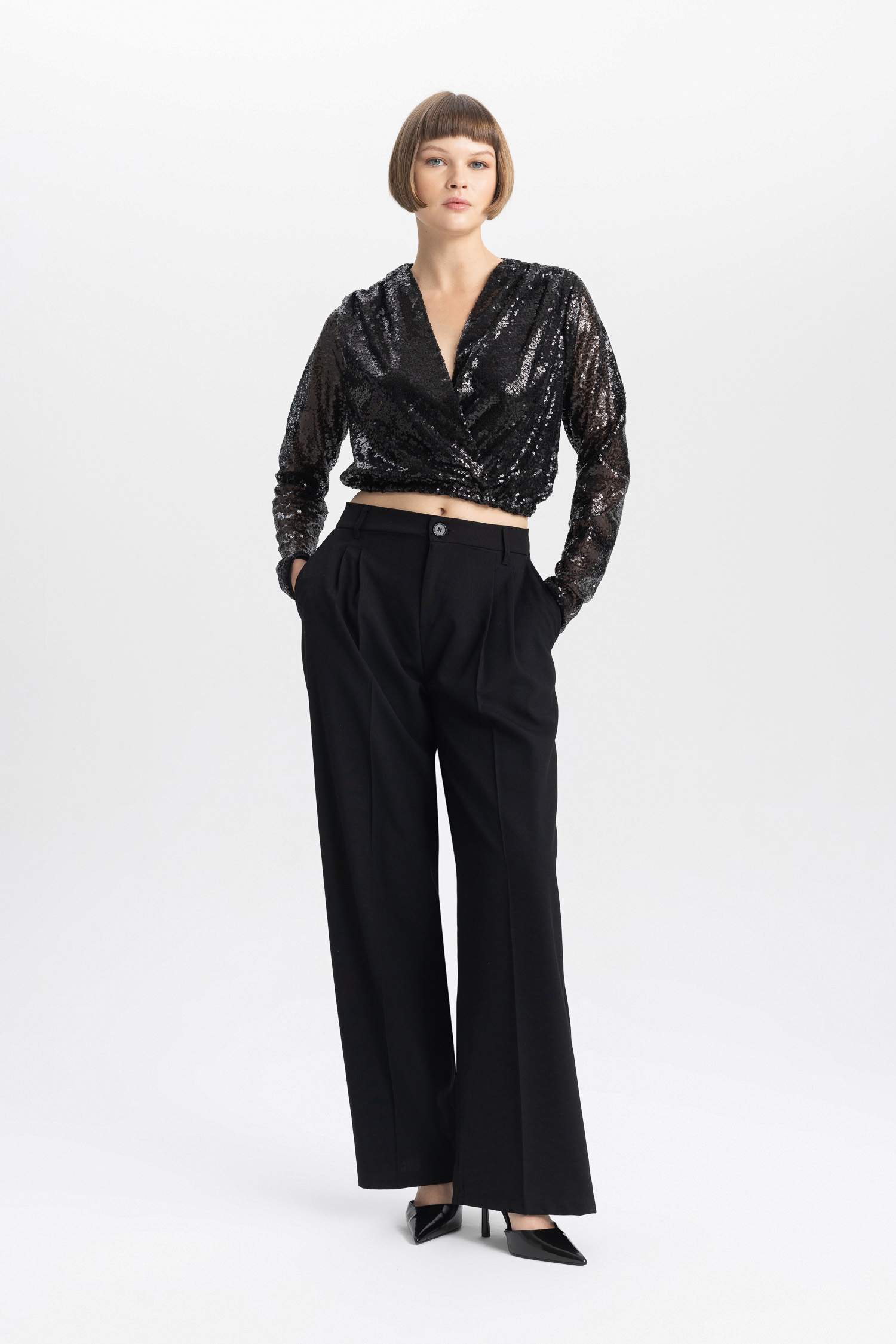 بلوزة كم طويل بالترتر وقصة عادية