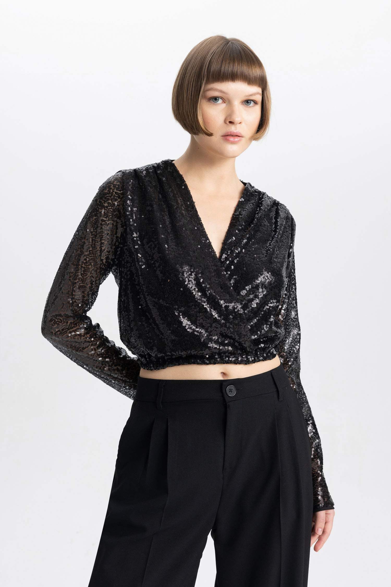 بلوزة كم طويل بالترتر وقصة عادية