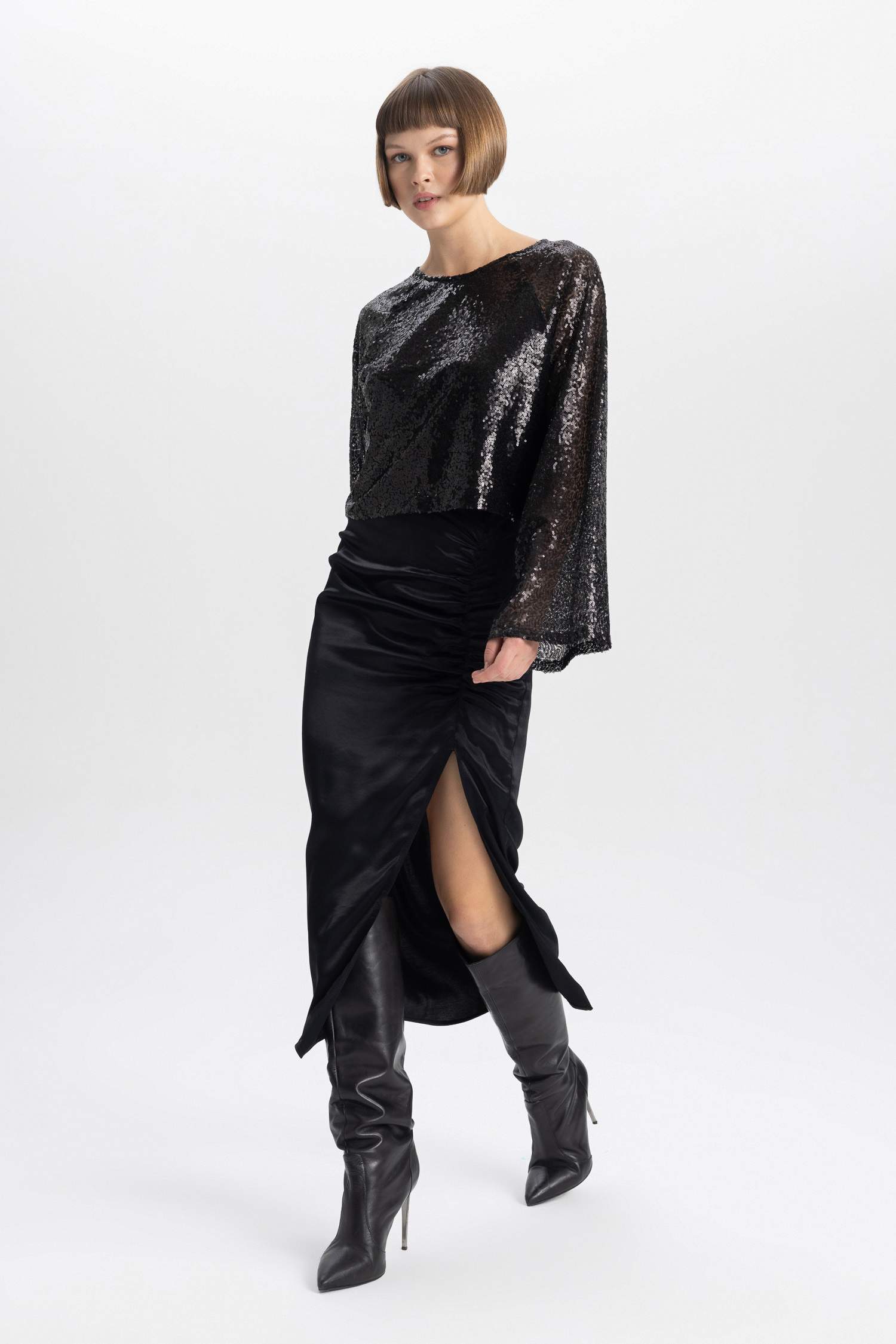 Cropped Fit Yuvarlak Yaka Payetli Kumaş Uzun Kollu Bluz