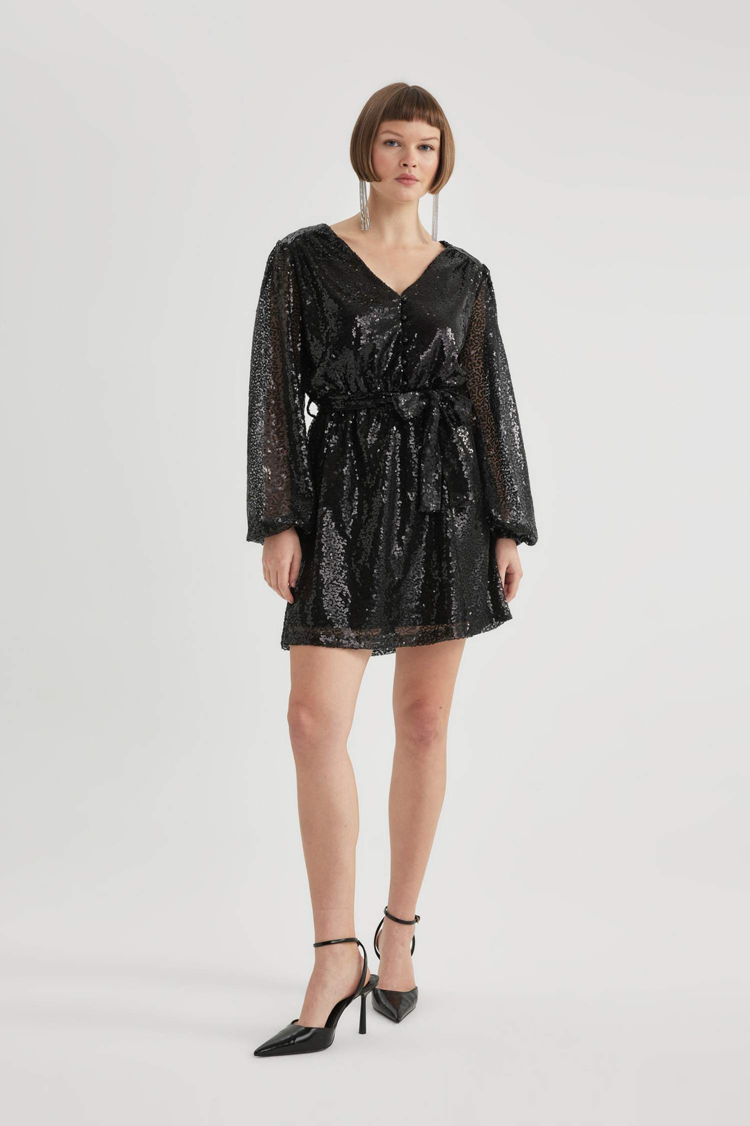 فستان قصير كم طويل بالترتر وياقة قلب