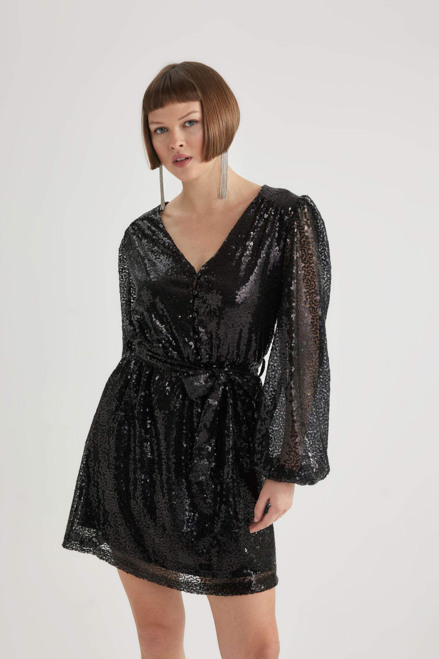 فستان قصير كم طويل بالترتر وياقة قلب