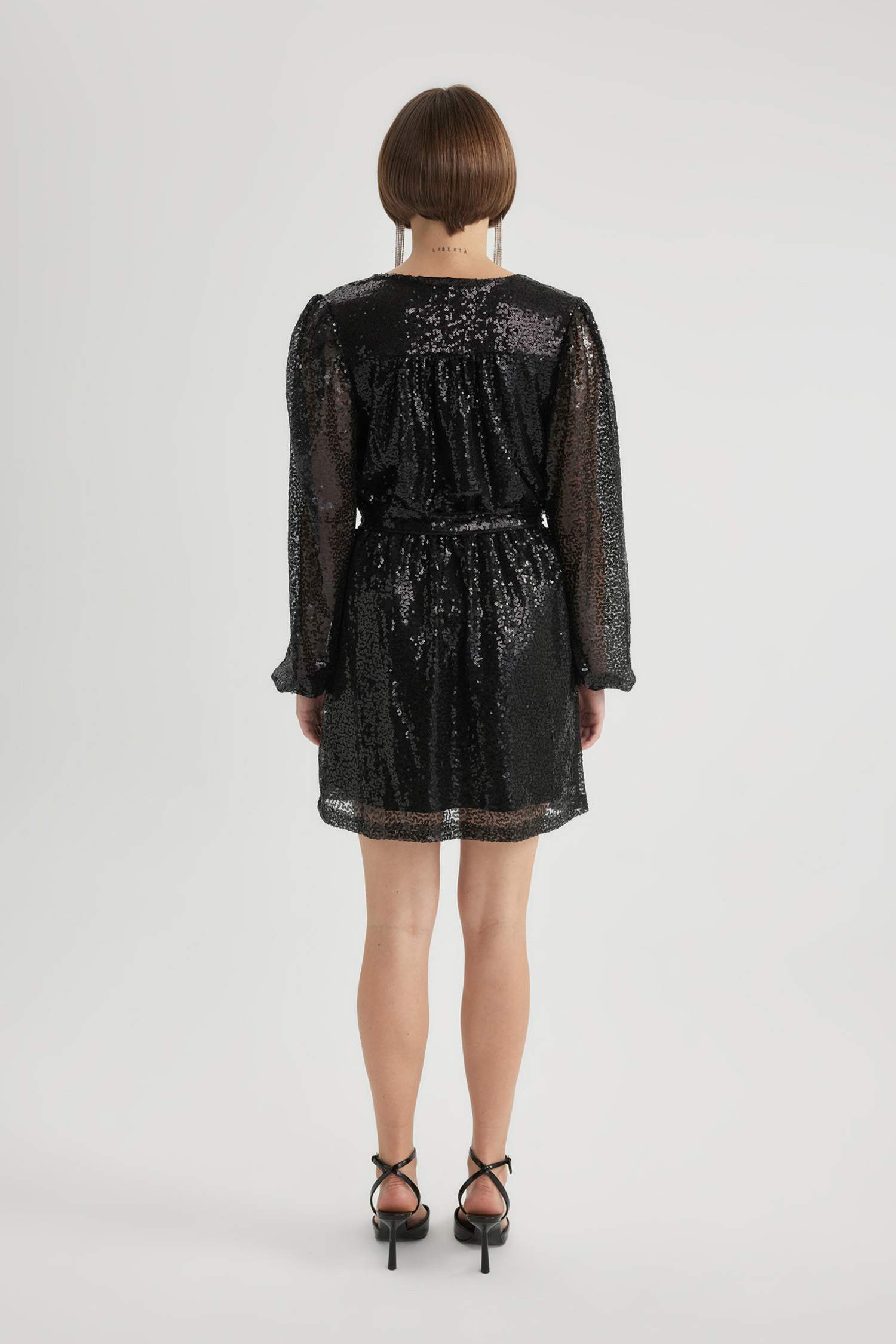 فستان قصير كم طويل بالترتر وياقة قلب