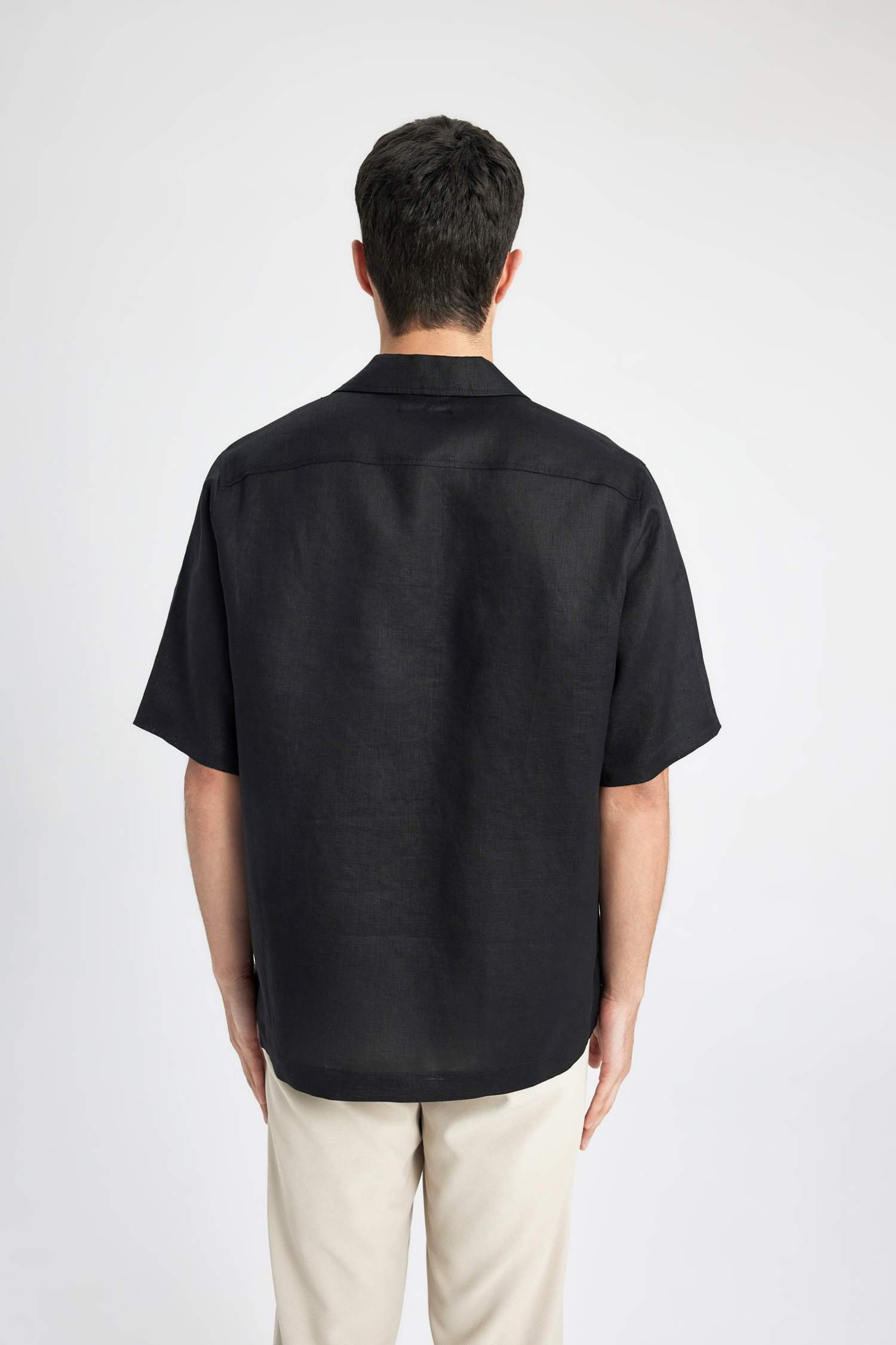 قميص بولو اسود كتان نص كم قصة مريحة