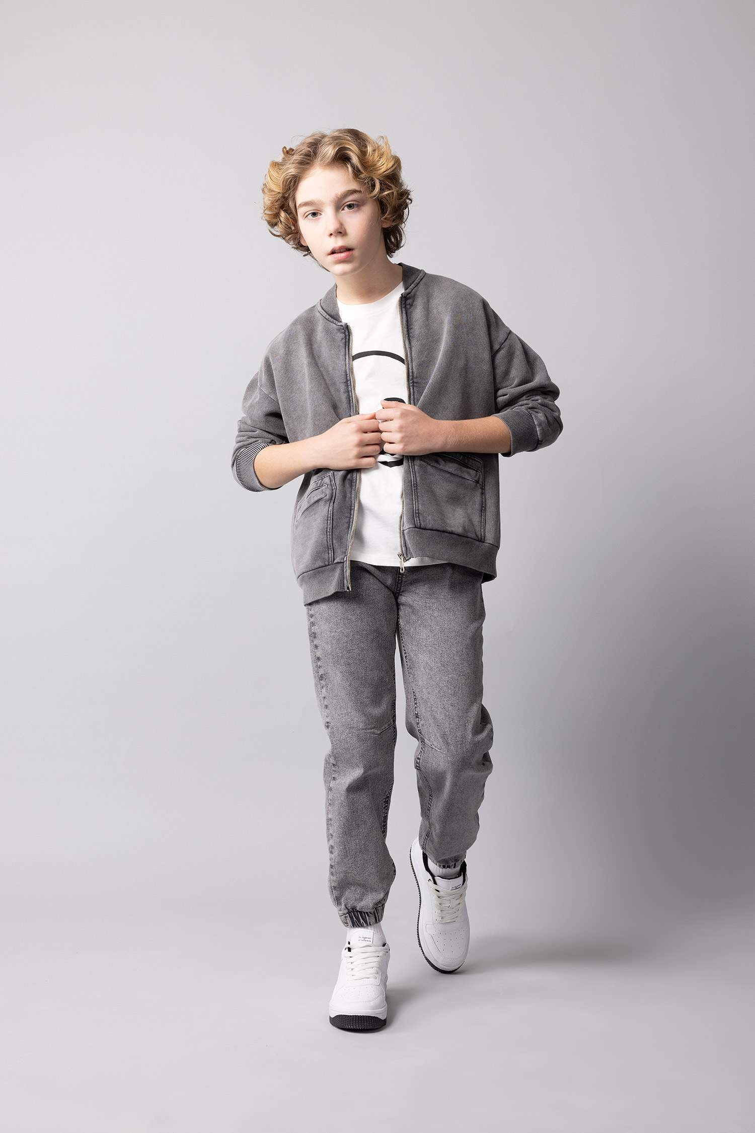 سويتر ولادي قصة عادية بياقة مستديرة