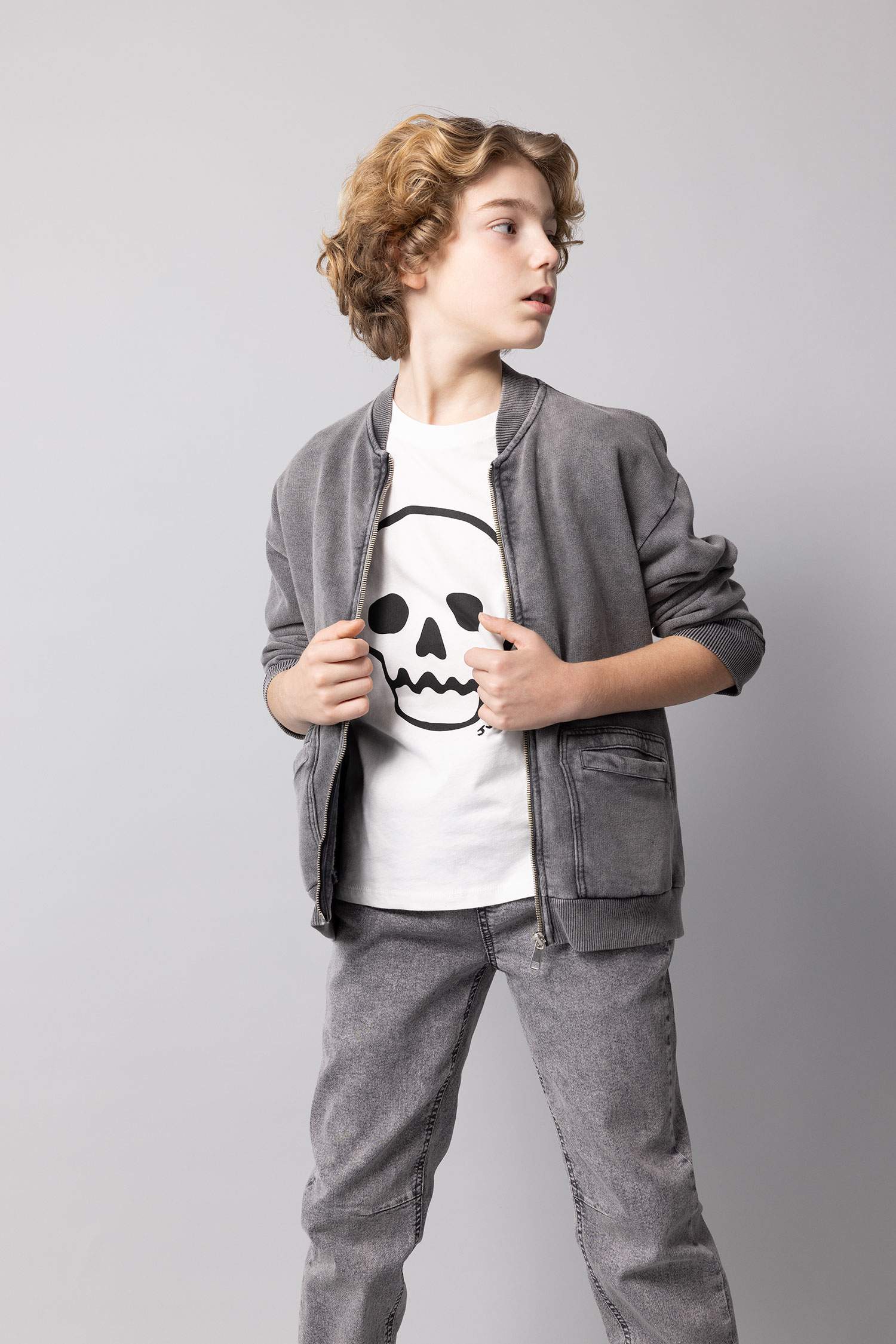 سويتر ولادي قصة عادية بياقة مستديرة