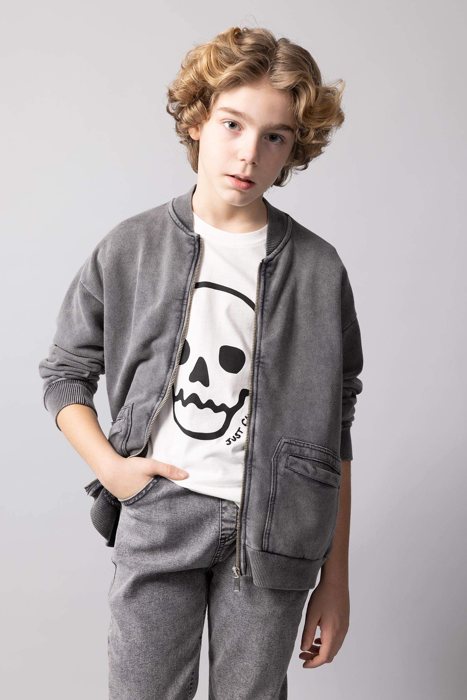 سويتر ولادي قصة عادية بياقة مستديرة