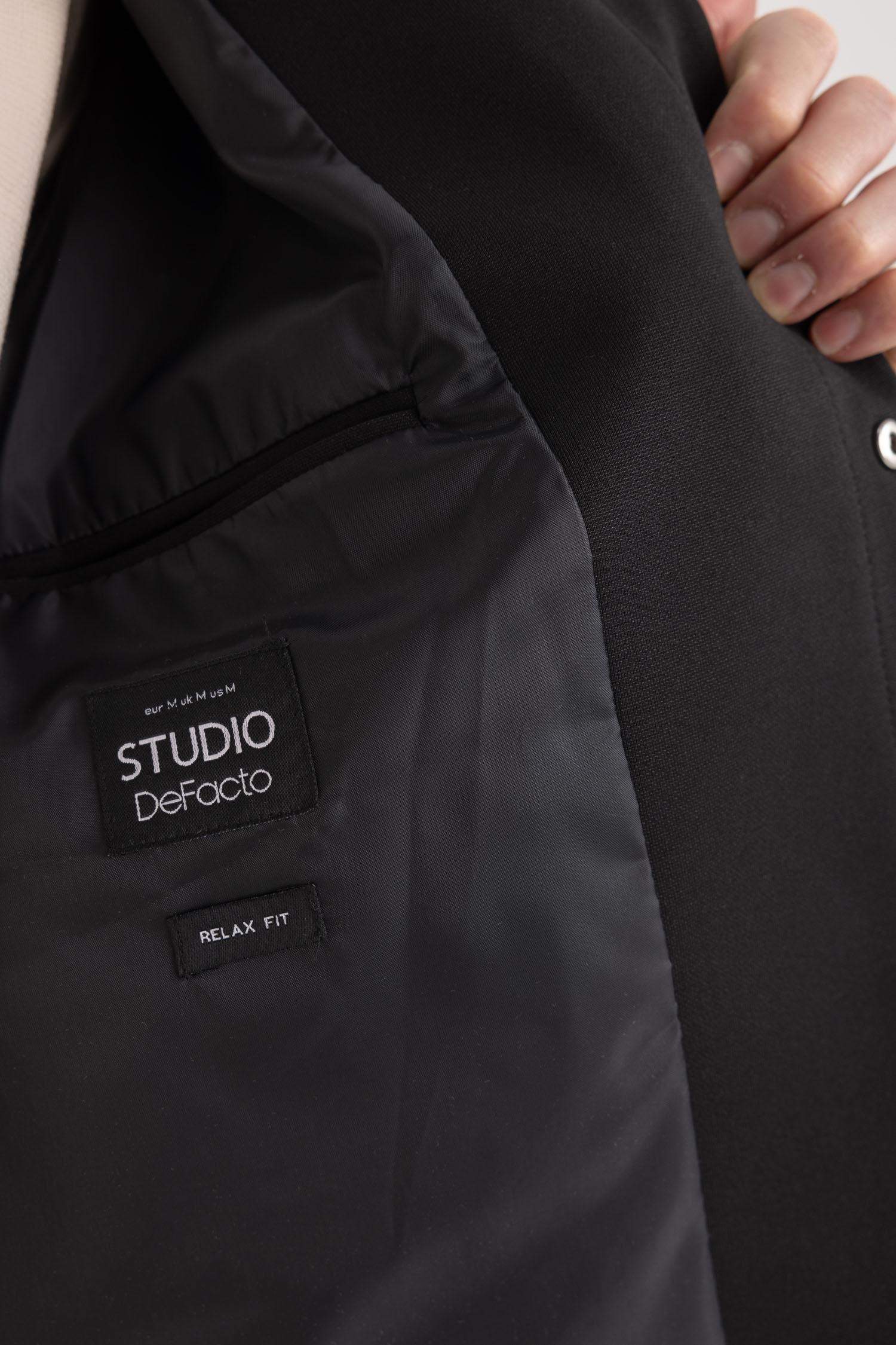 جاكيت خفيف قصة مريحة برقبة بولو