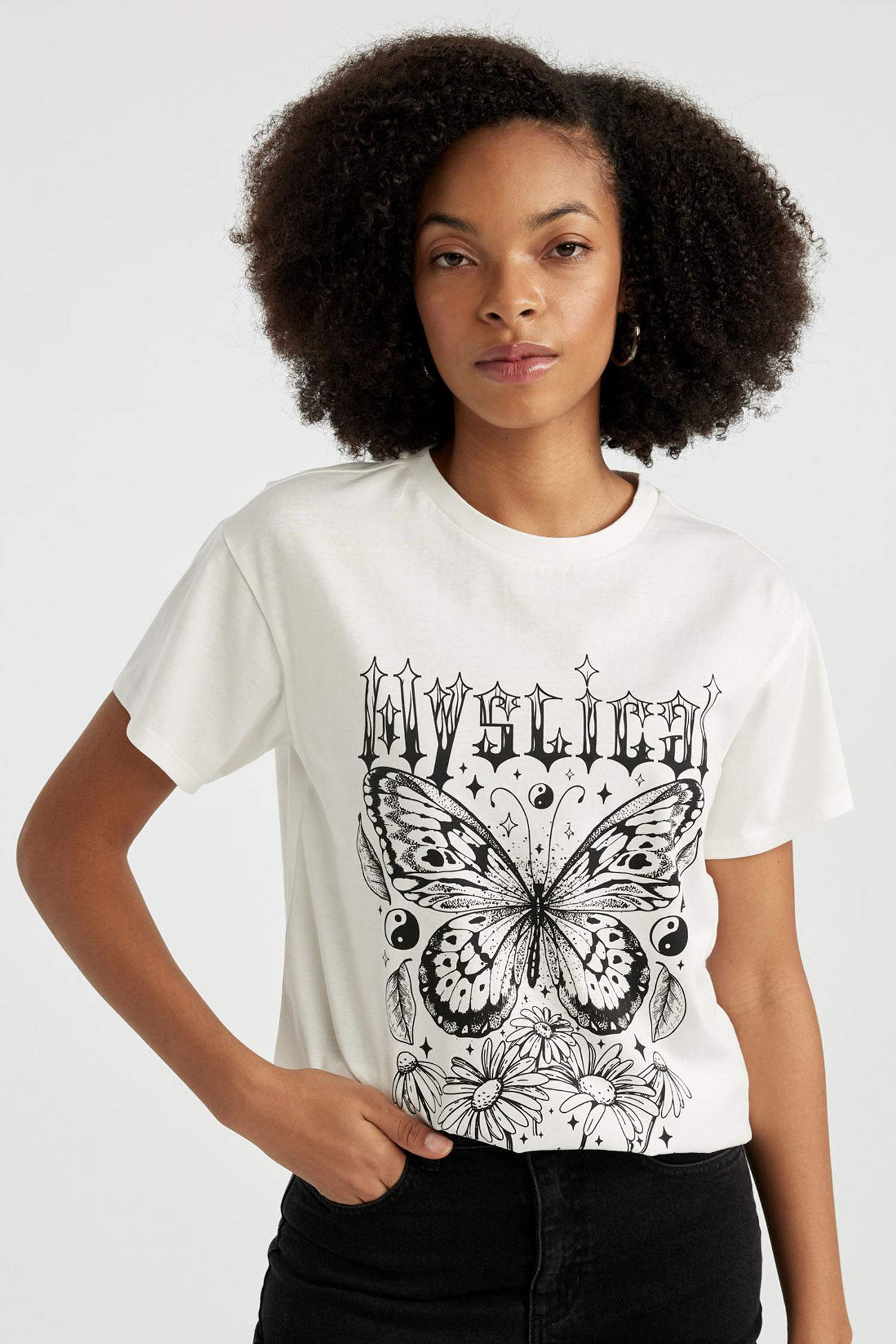 تيشيرت نص كم قصة عادية برقبة مستديرة