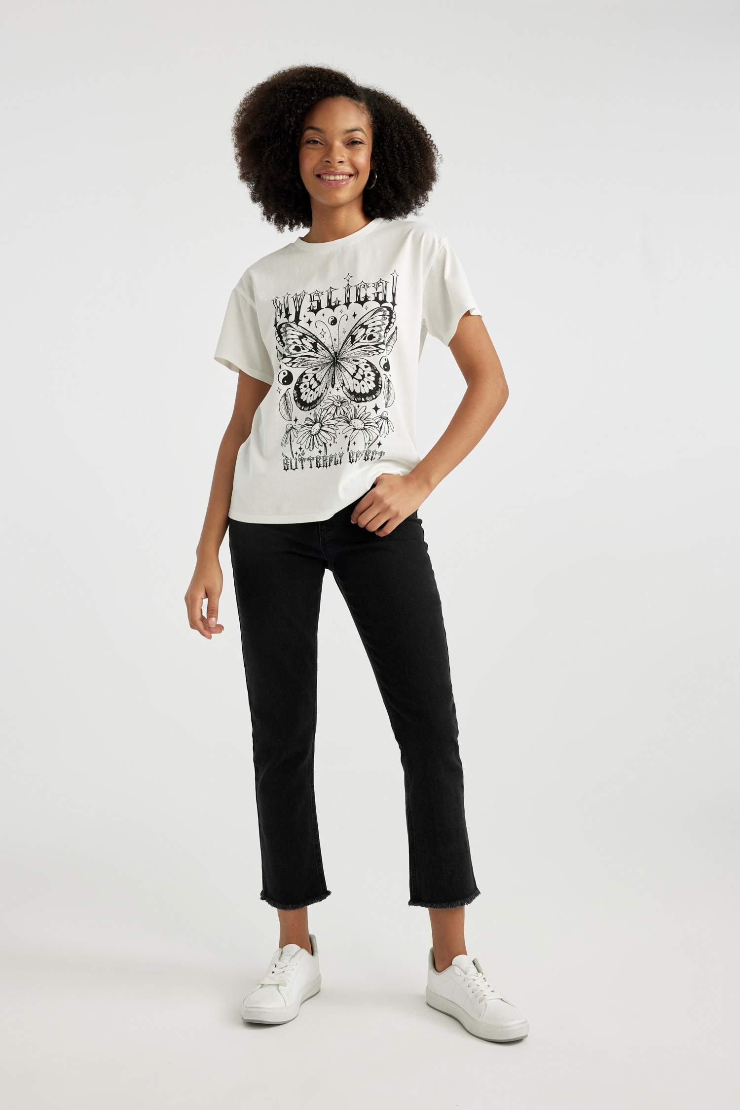 تيشيرت نص كم قصة عادية برقبة مستديرة