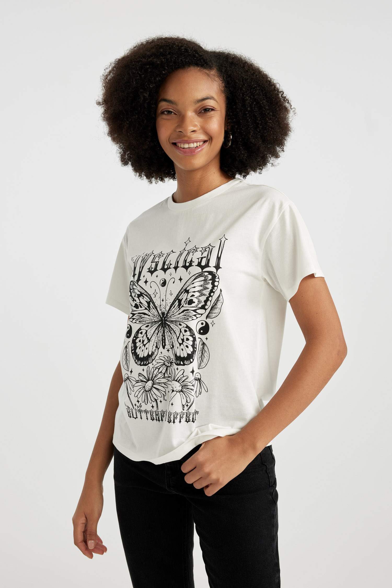 تيشيرت نص كم قصة عادية برقبة مستديرة