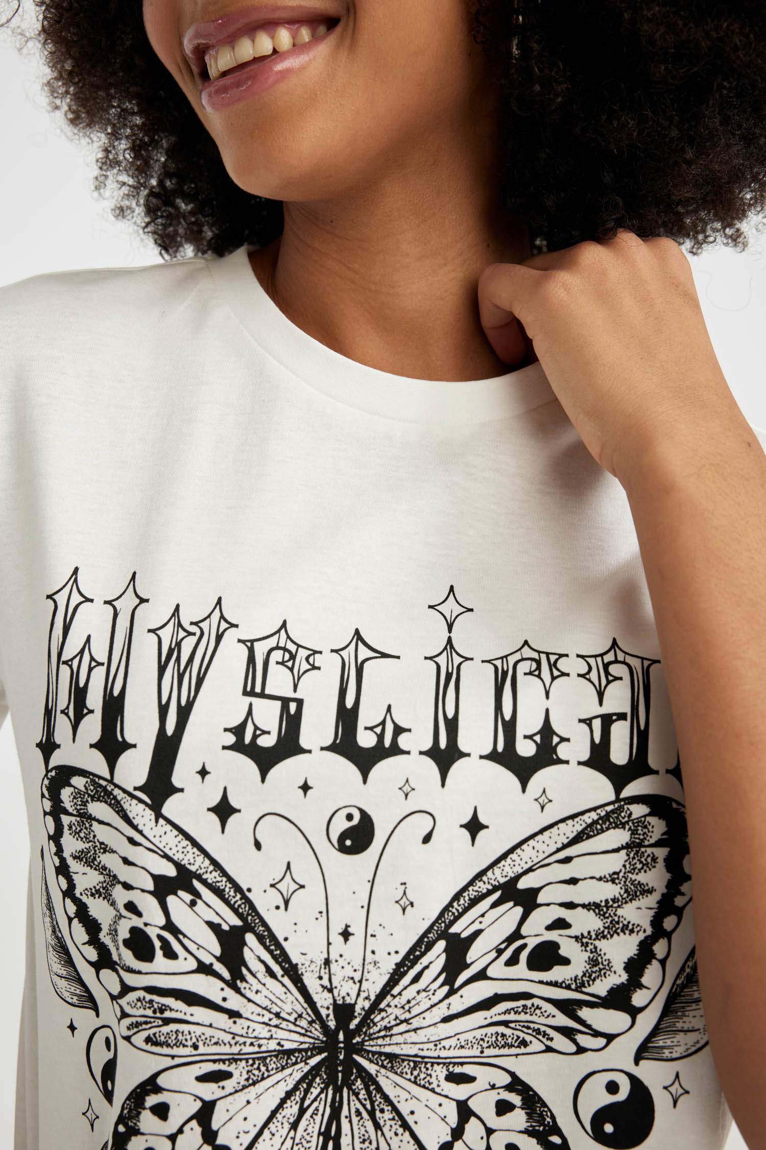 تيشيرت نص كم قصة عادية برقبة مستديرة