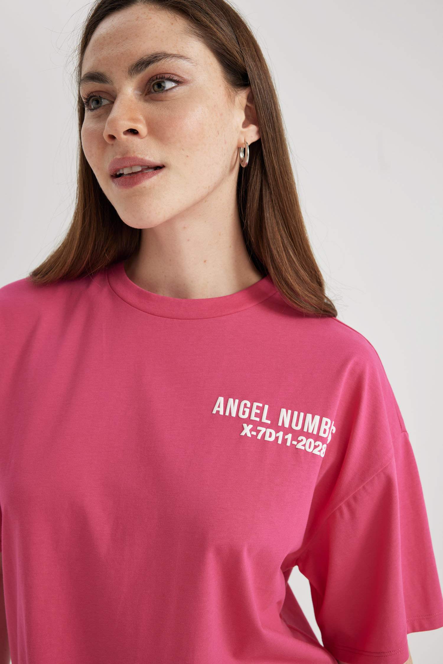 Oversize Geniş Kalıp Bisiklet Yaka Sırt Baskılı Kısa Kollu Tişört