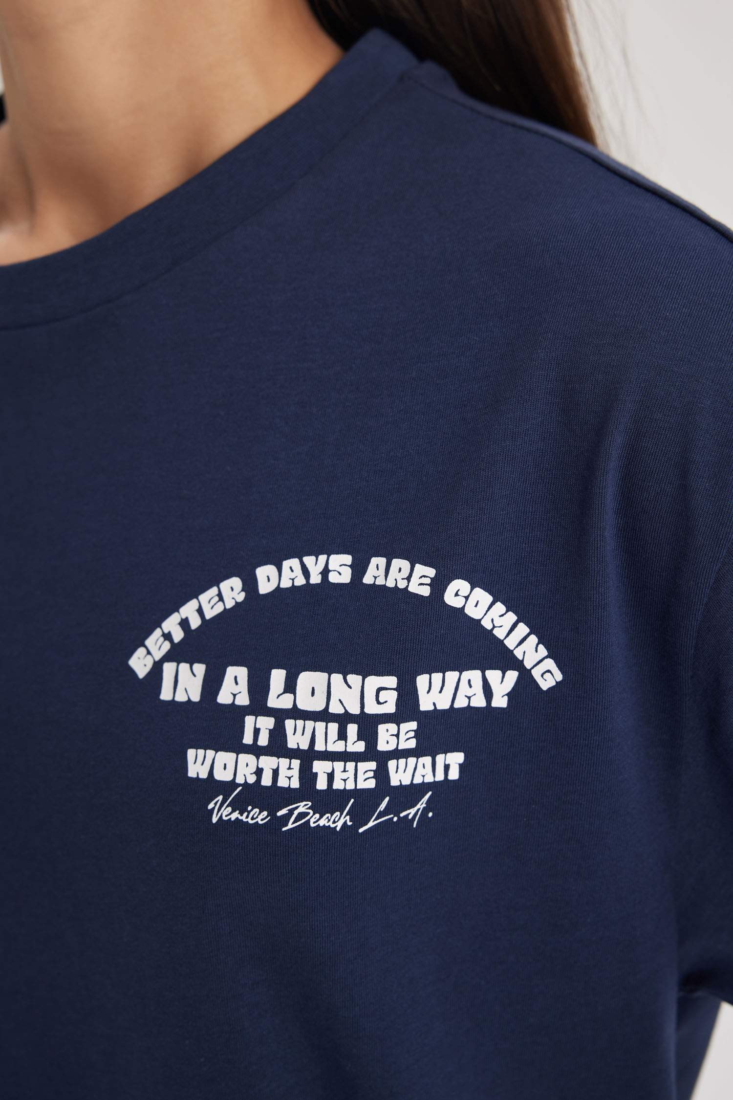 تيشيرت نص كم قصة فضفاضة برقبة مستديرة