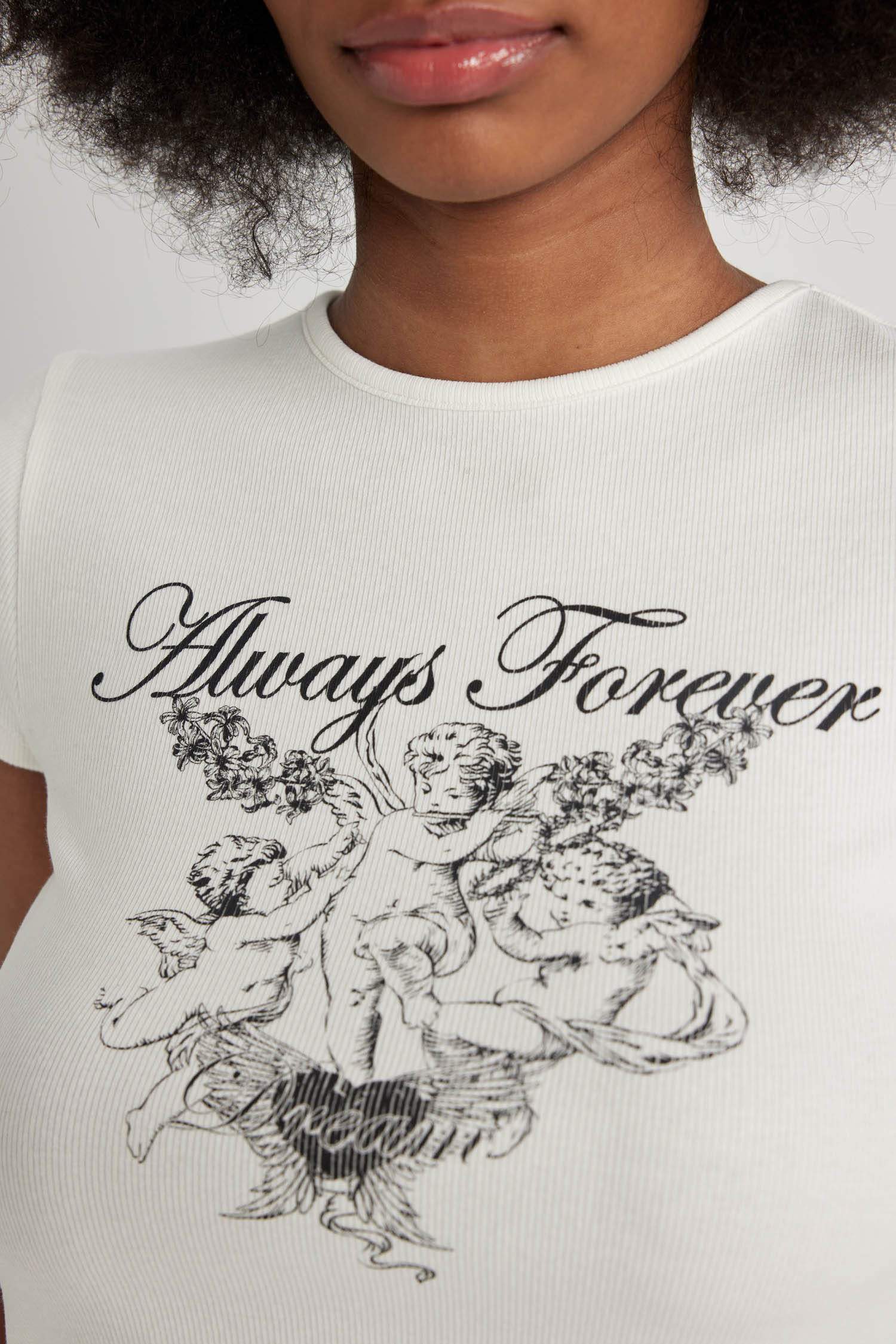 تيشيرت نص كم مطبوع برقبة مستديرة