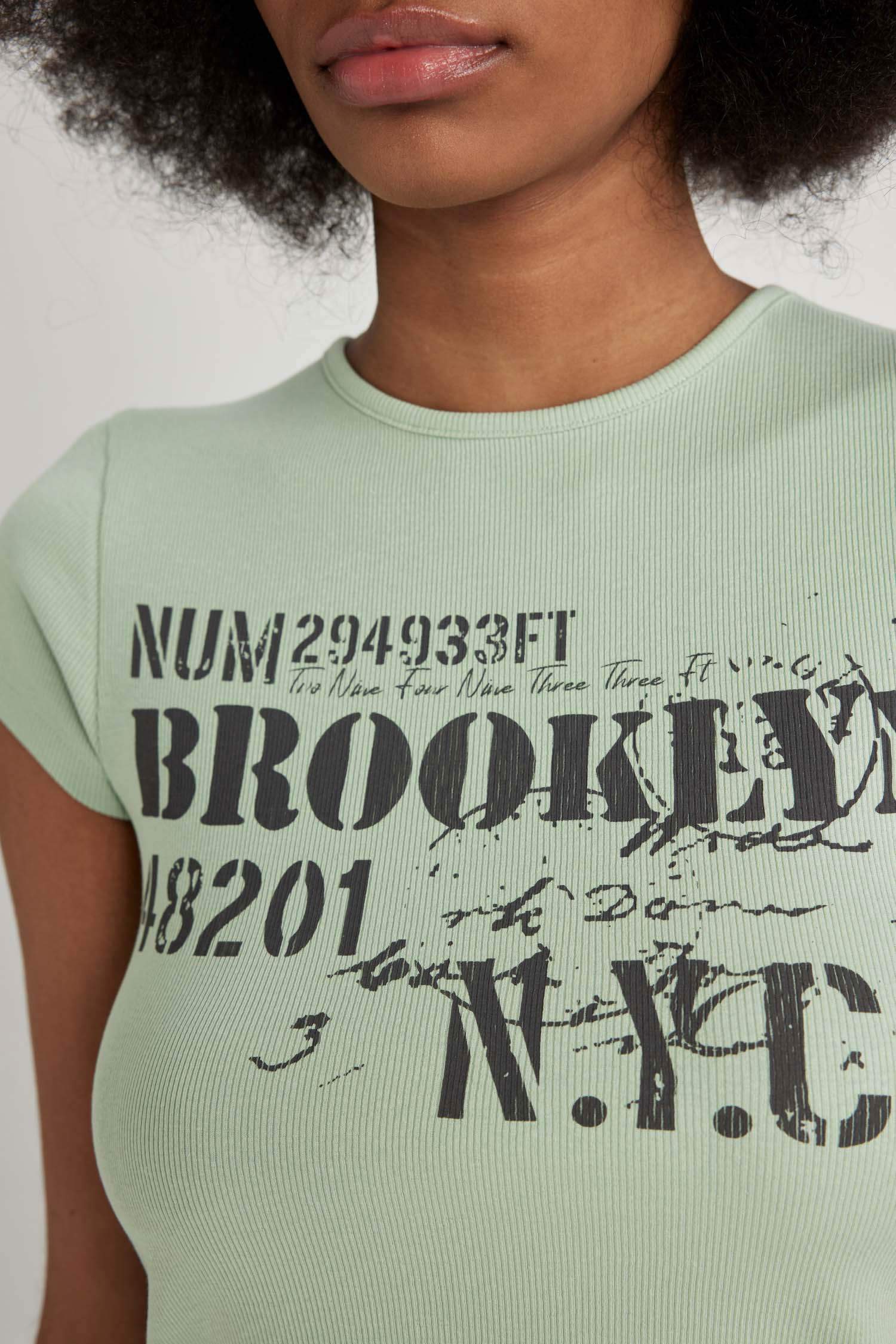 تيشيرت نص ردن مطبوع بياخة مستديرة