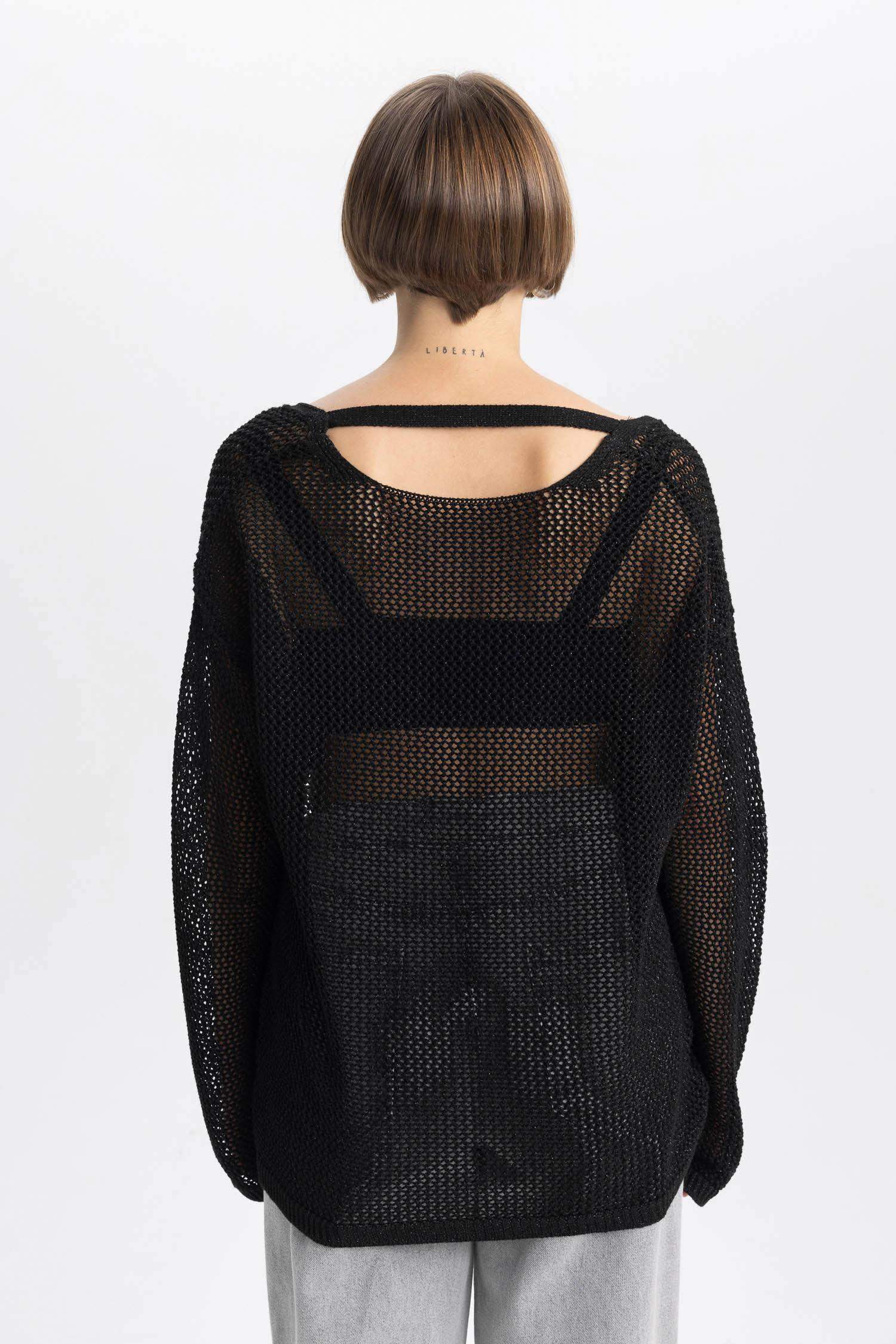 بلوفر تريكو قماش لامع قصة مريحة بياقة قارب